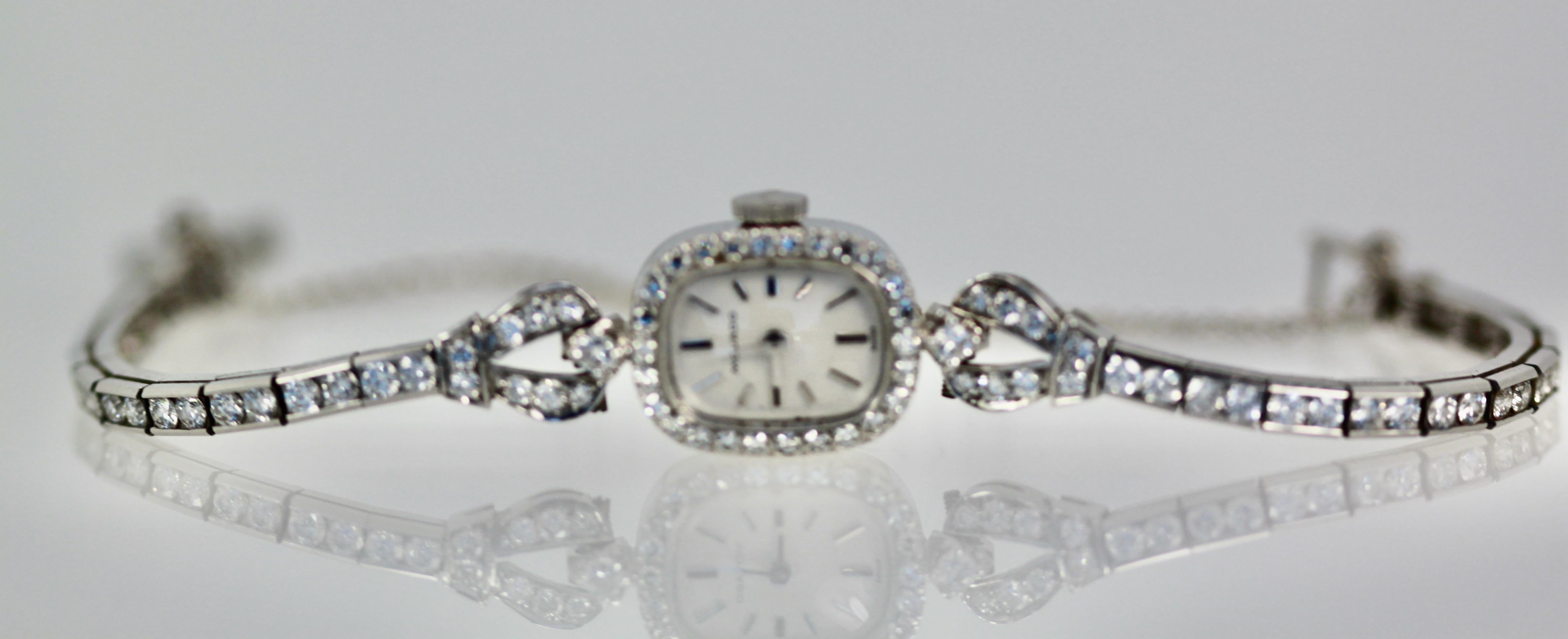 Cette ravissante montre-bracelet en diamants est fabriquée par Movado, une grande maison horlogère.  Cette montre vient de revenir de chez mon expert horloger pour être nettoyée et vérifier le bon fonctionnement des pièces.  L'intérieur de cette