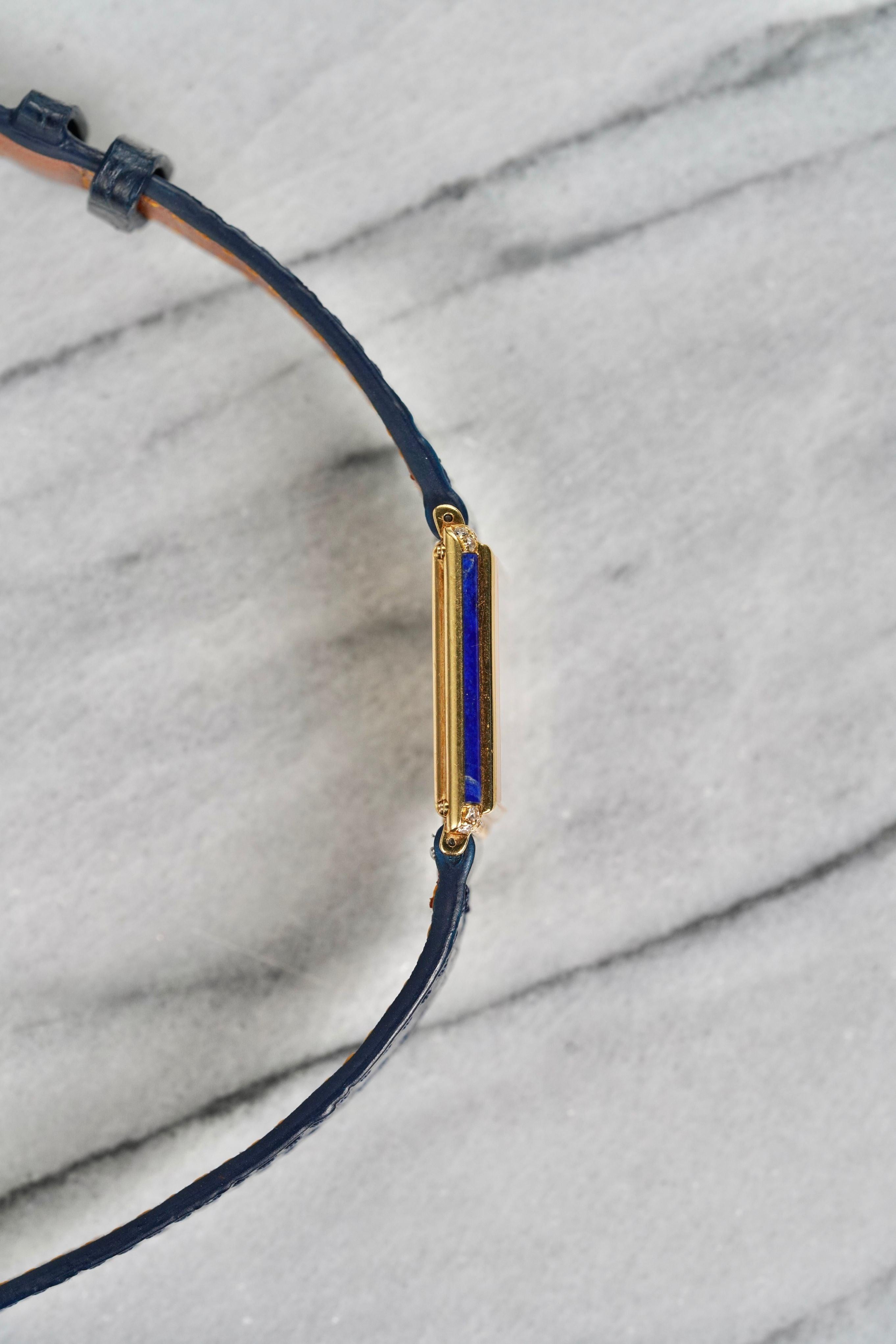 Voici une Movado tank vintage à remontage manuel en or jaune 18 carats avec un cadran en lapis bleu datant de la fin des années 70, début des années 80. L'heure est très précise et l'appareil est entièrement fonctionnel. Les mesures comprennent un