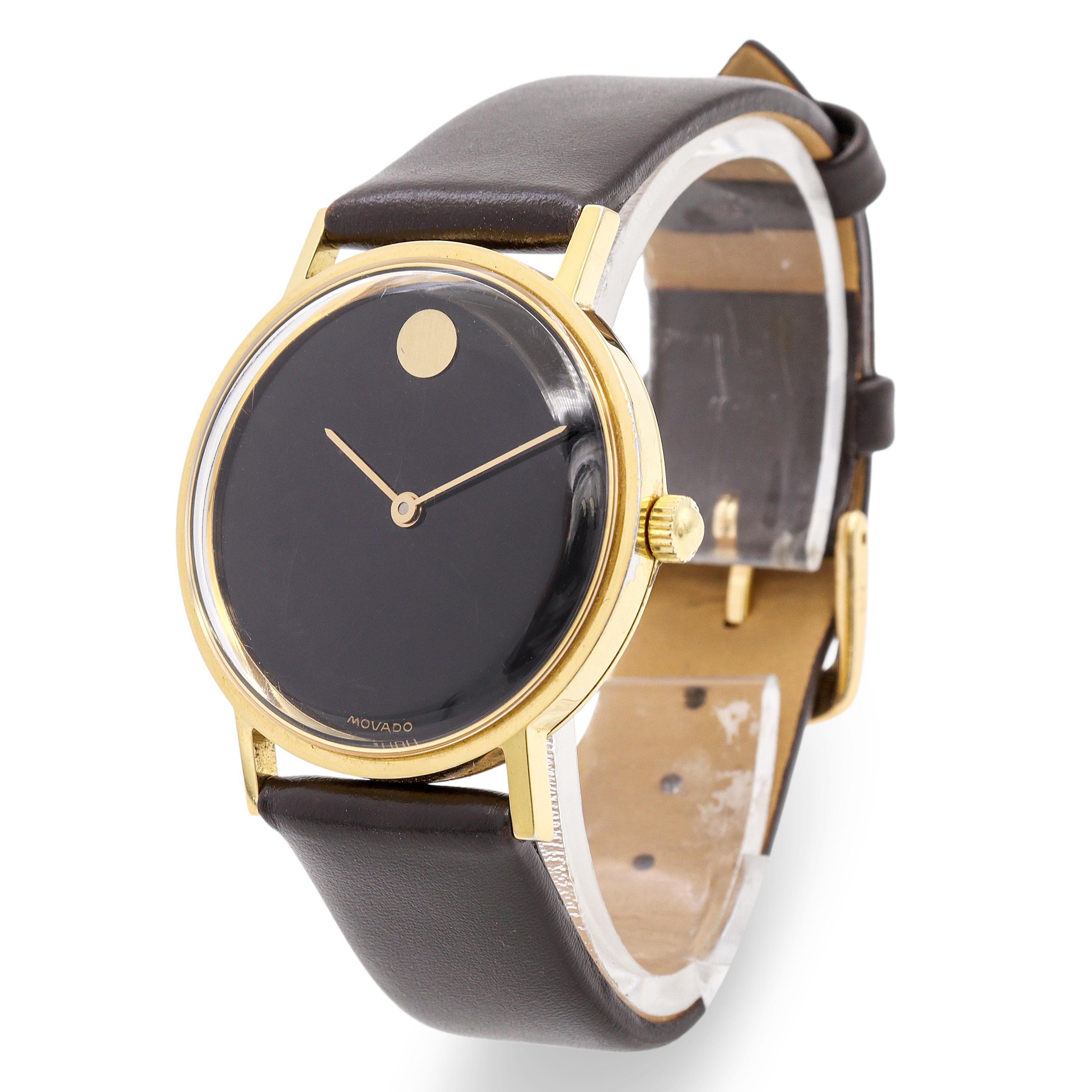 Questo orologio Movado Museum in edizione limitata è una riproduzione a carica manuale del 1994 del design originale del 1947 di Nathan George Horwitt. Sul retro della cassa è inciso 