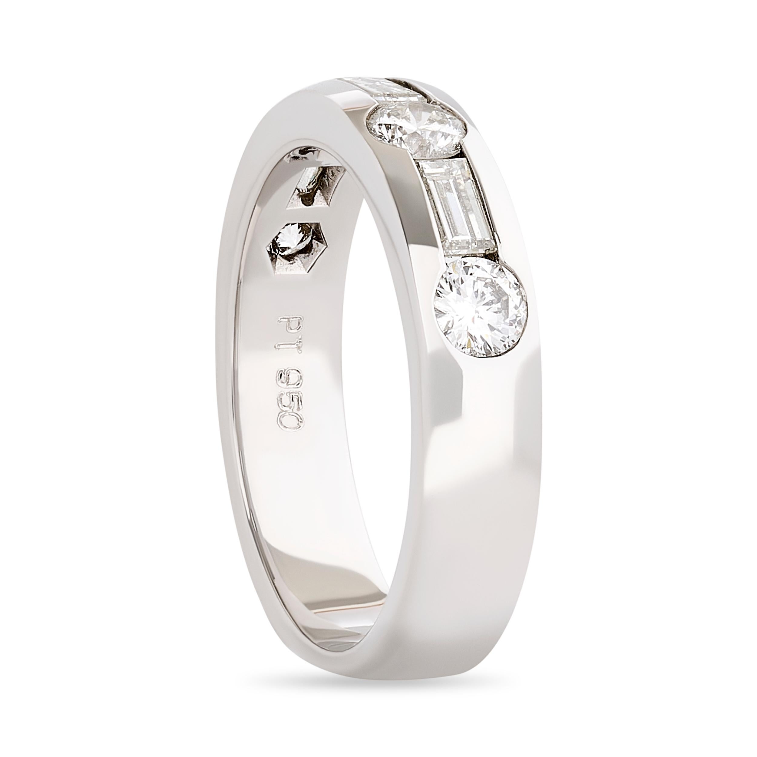 Setzen Sie ein Zeichen mit dem ultimativen Symbol für Luxus - dem Diamantband von Movado.

Bei diesem Movado-Diamantband wechseln sich 4 runde Diamanten im Brillantschliff mit 3 Baguette-Diamanten ab. Insgesamt sind es etwa 1,00 Karat. Die Diamanten