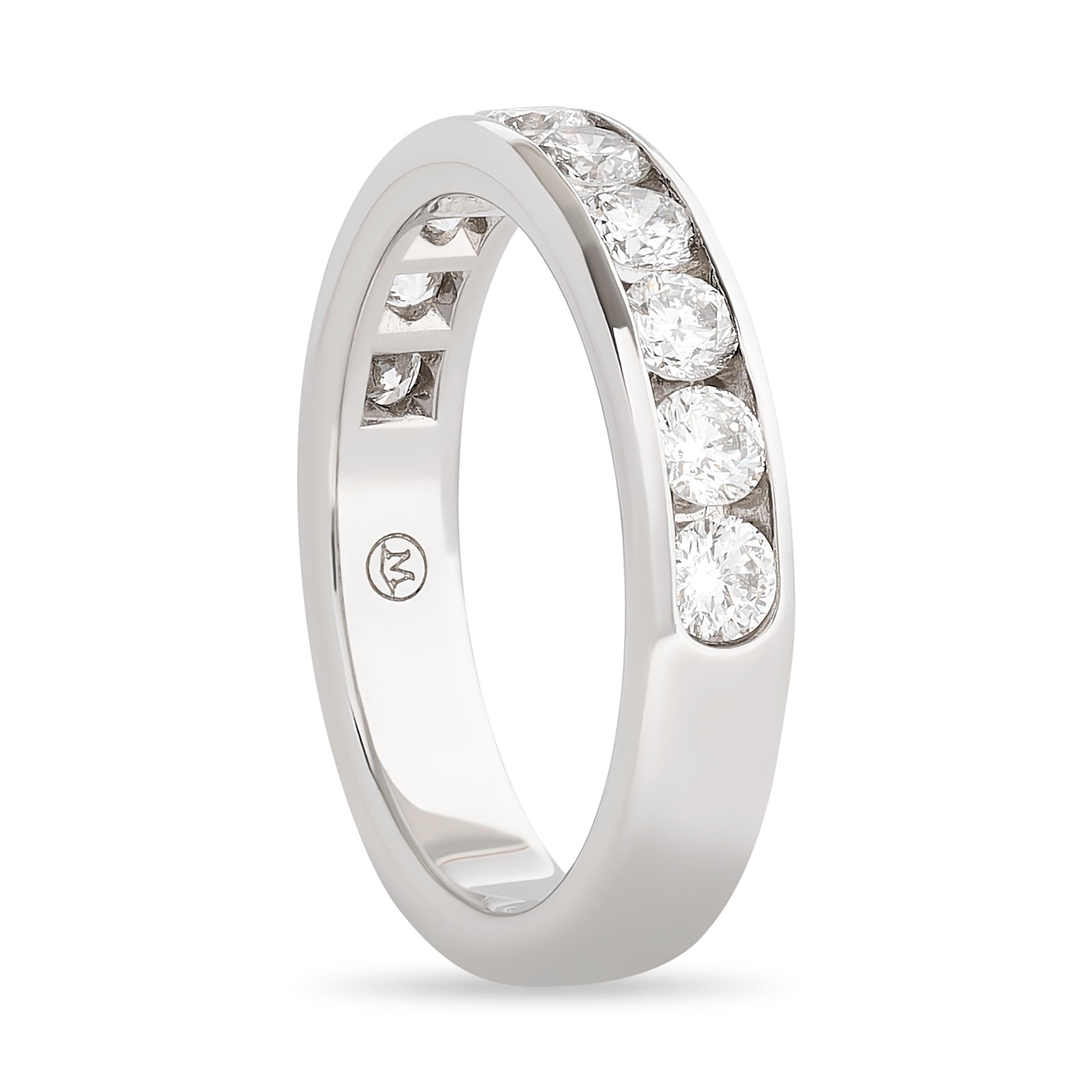 Ein atemberaubendes Movado Band mit rundem Diamanten in Kanalfassung und klassischer Schönheit.

Dieses Movado-Diamantband ist mit 10 runden Diamanten im Brillantschliff gefasst. Insgesamt sind es etwa 1,00 Karat. Die Diamanten haben die Farbe F-G