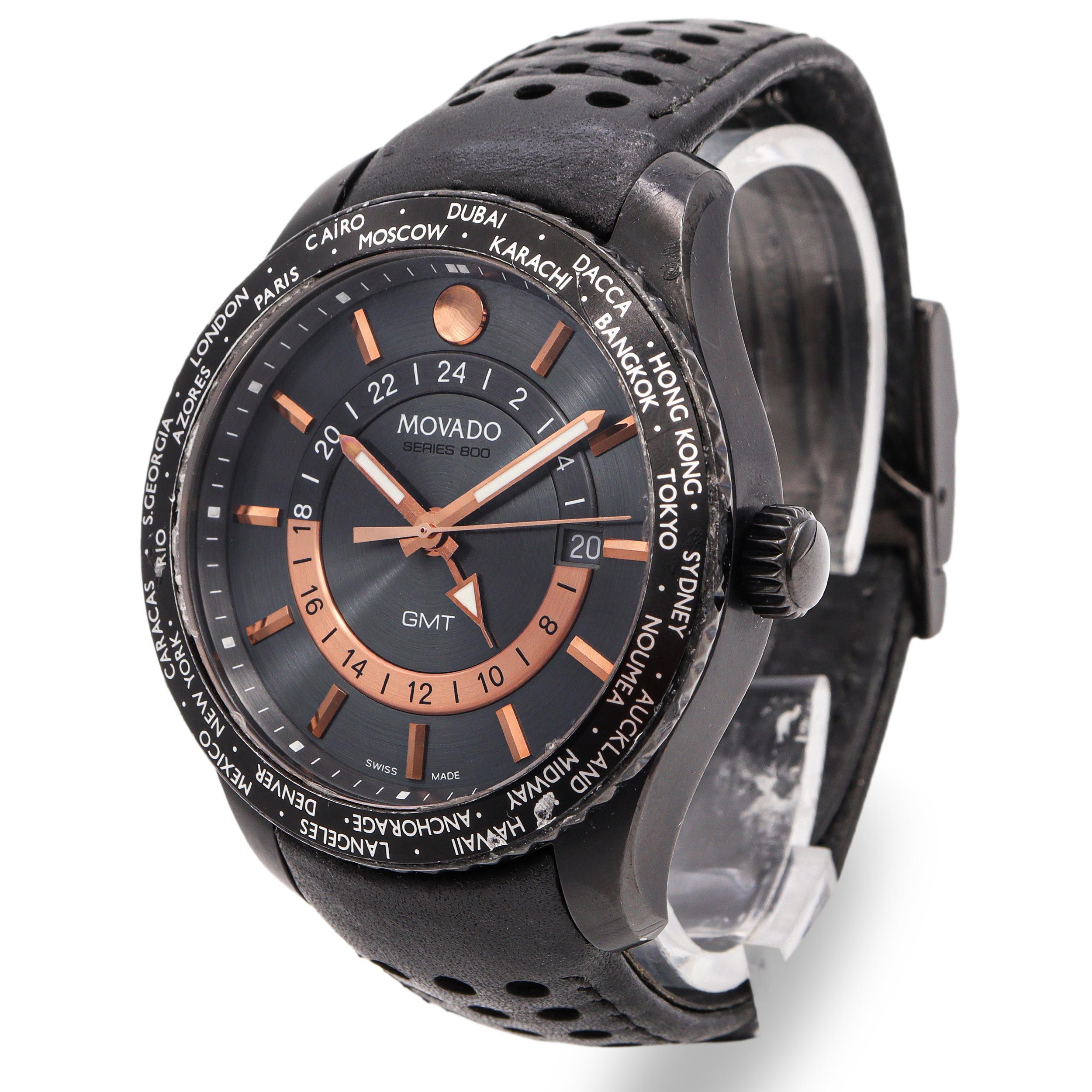Montre-bracelet Movado Series 800 GMT pour homme, audacieuse et moderne, dotée d'un cadran noir brossé rehaussé d'aiguilles et d'index en or rose et d'un anneau intérieur de 24 heures. La lunette extérieure de l'heure universelle affiche les villes