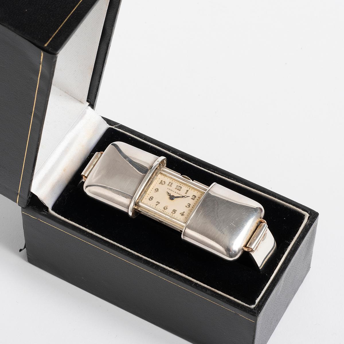 Se trata de una conversión posiblemente única de un reloj de viaje/reloj de bolso Movado vintage en un reloj de pulsera de brazalete. Fechamos la fabricación de este maravilloso reloj art déco hacia 1925. Fabricado por Movado Factories (Movado), en