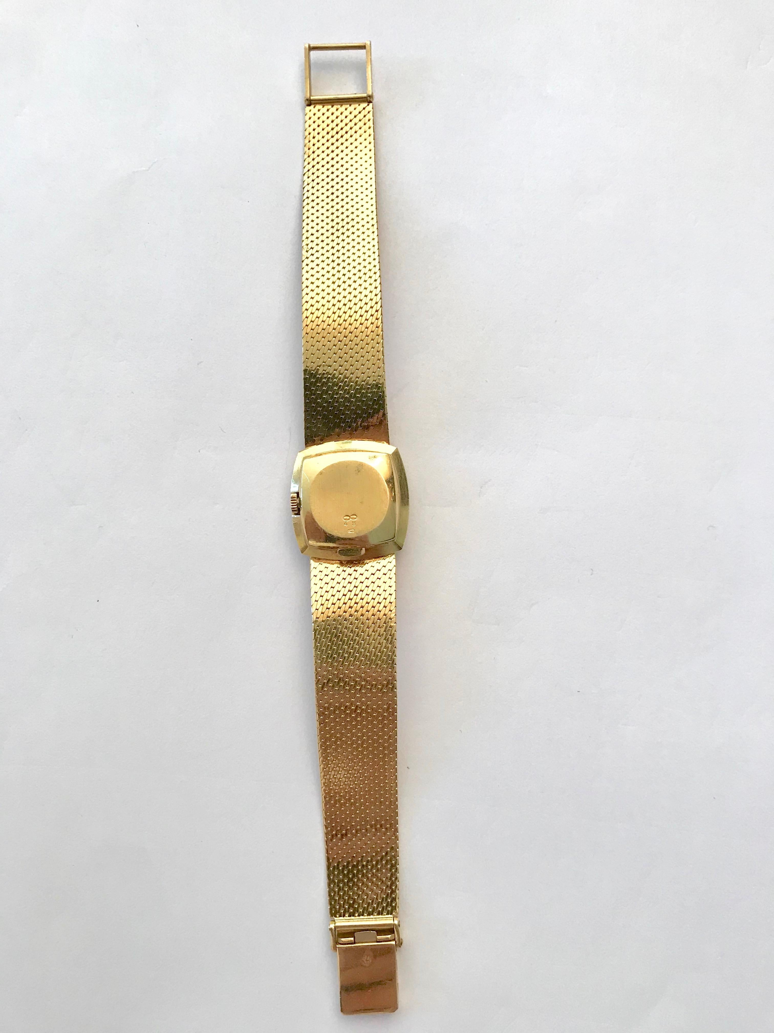 Retro MOVADO Vintage Woman Watch in 18K Yellow Gold, Circa 1960 For Sale