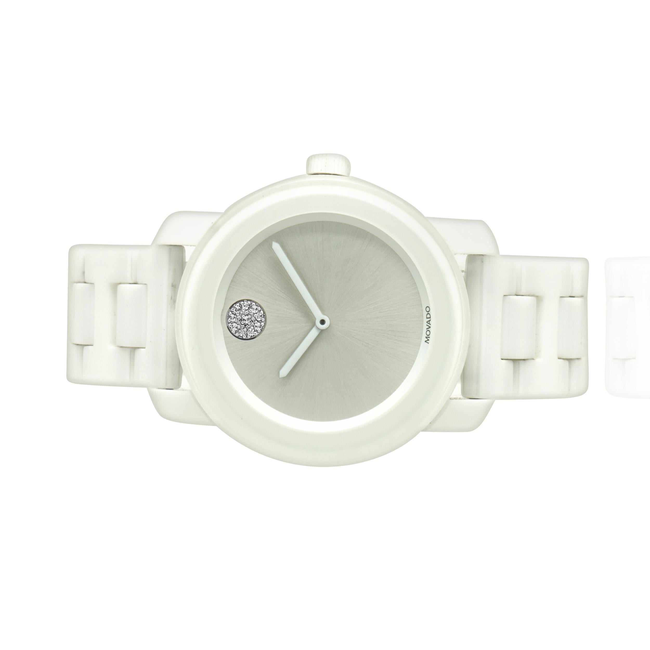 Uhrwerk: Quarz
Funktion: Stunden, Minuten
Gehäuse: 34mm rundes Gehäuse
Zifferblatt: weiß
Armband: weißes Keramikarmband, Faltschließe
Referenz: MB.01.3.28.6488
Seriennummer: 16293XXX

Wird nicht mit Box oder Papieren geliefert
Die Echtheit wird vom