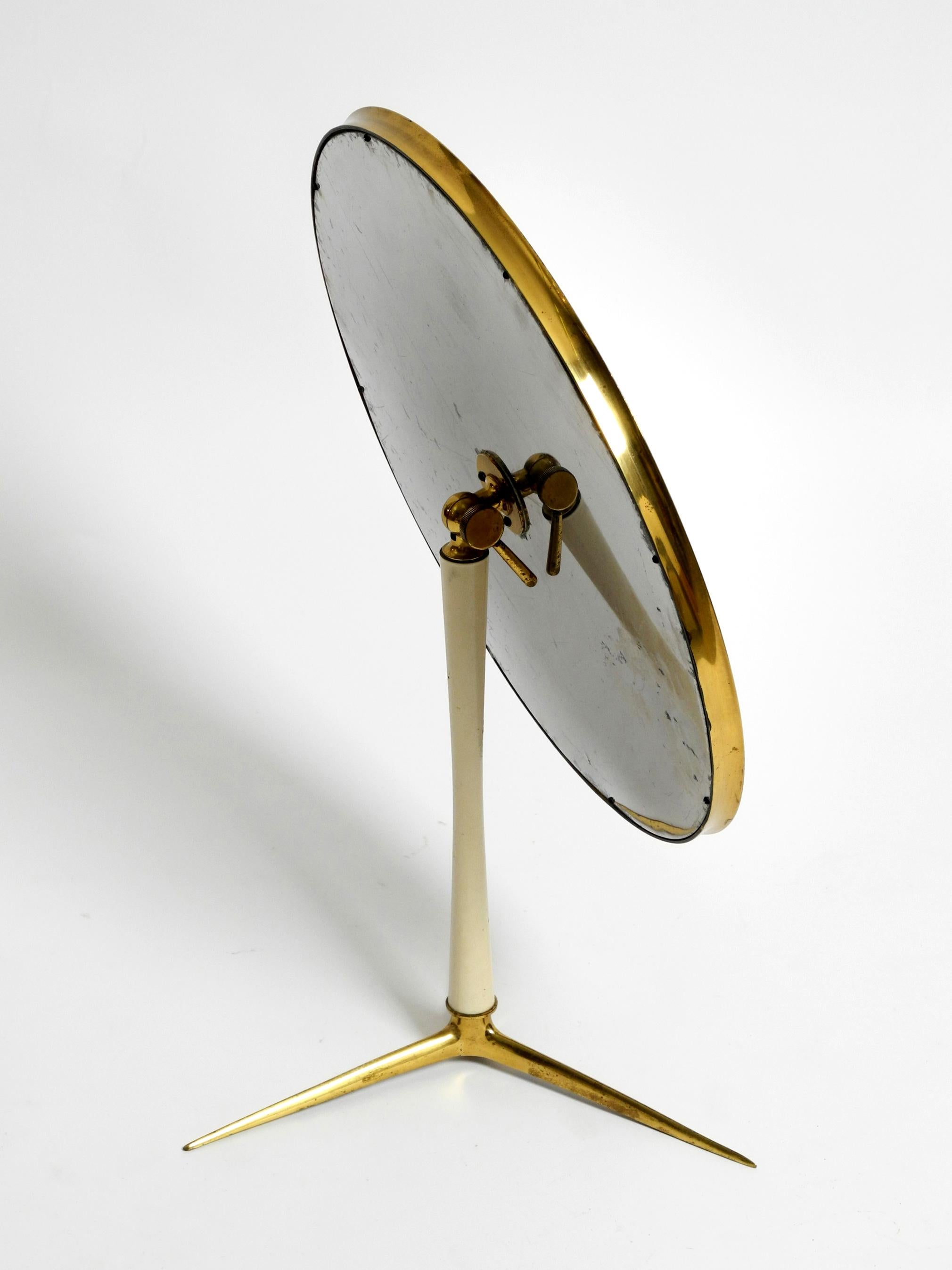 Allemand Grand miroir de table mobile en laiton du milieu du siècle par Vereinigten Werkstätten en vente