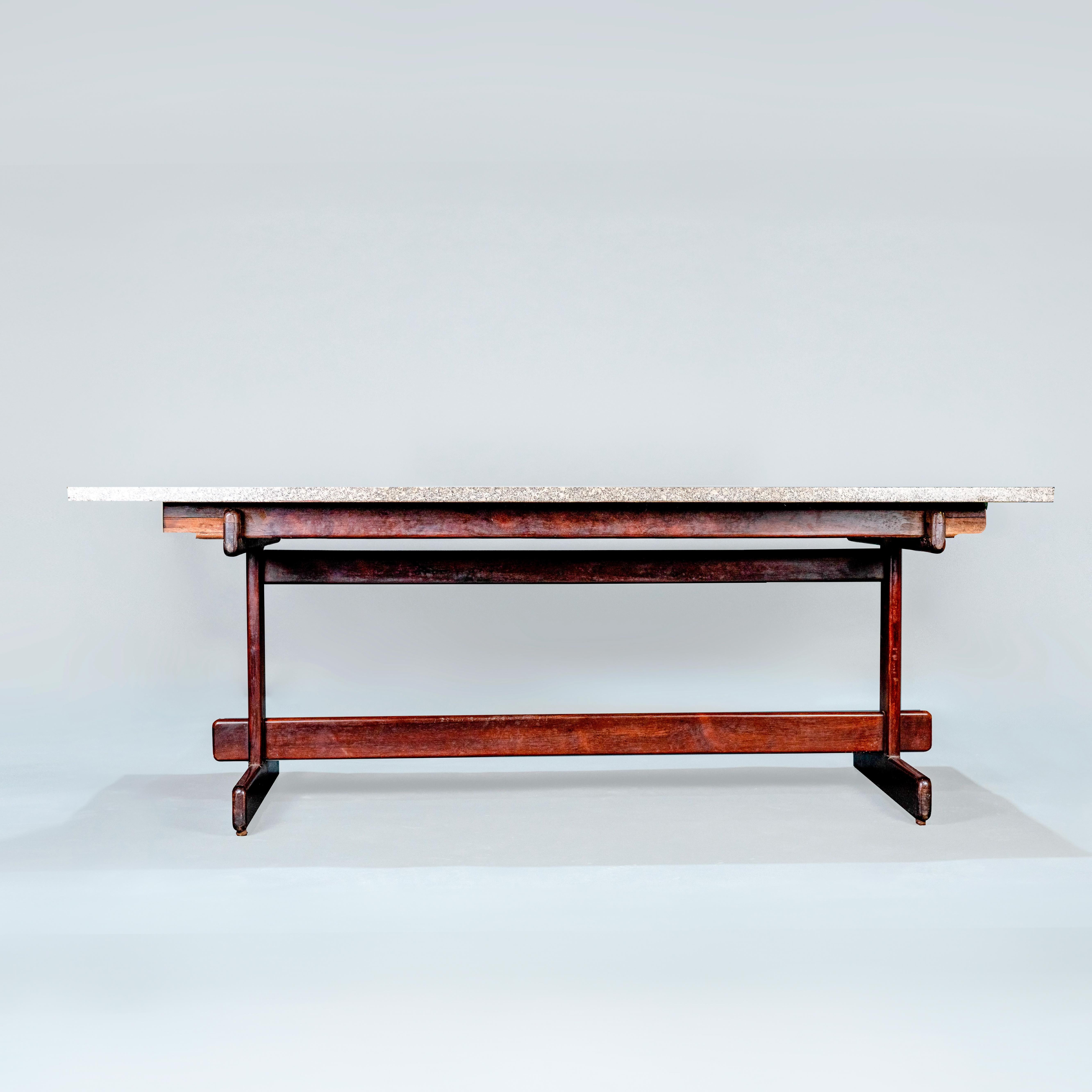 Mid-Century Modern Moveis Cantu. Table de salle à manger. 1968. Bois massif et granit en vente