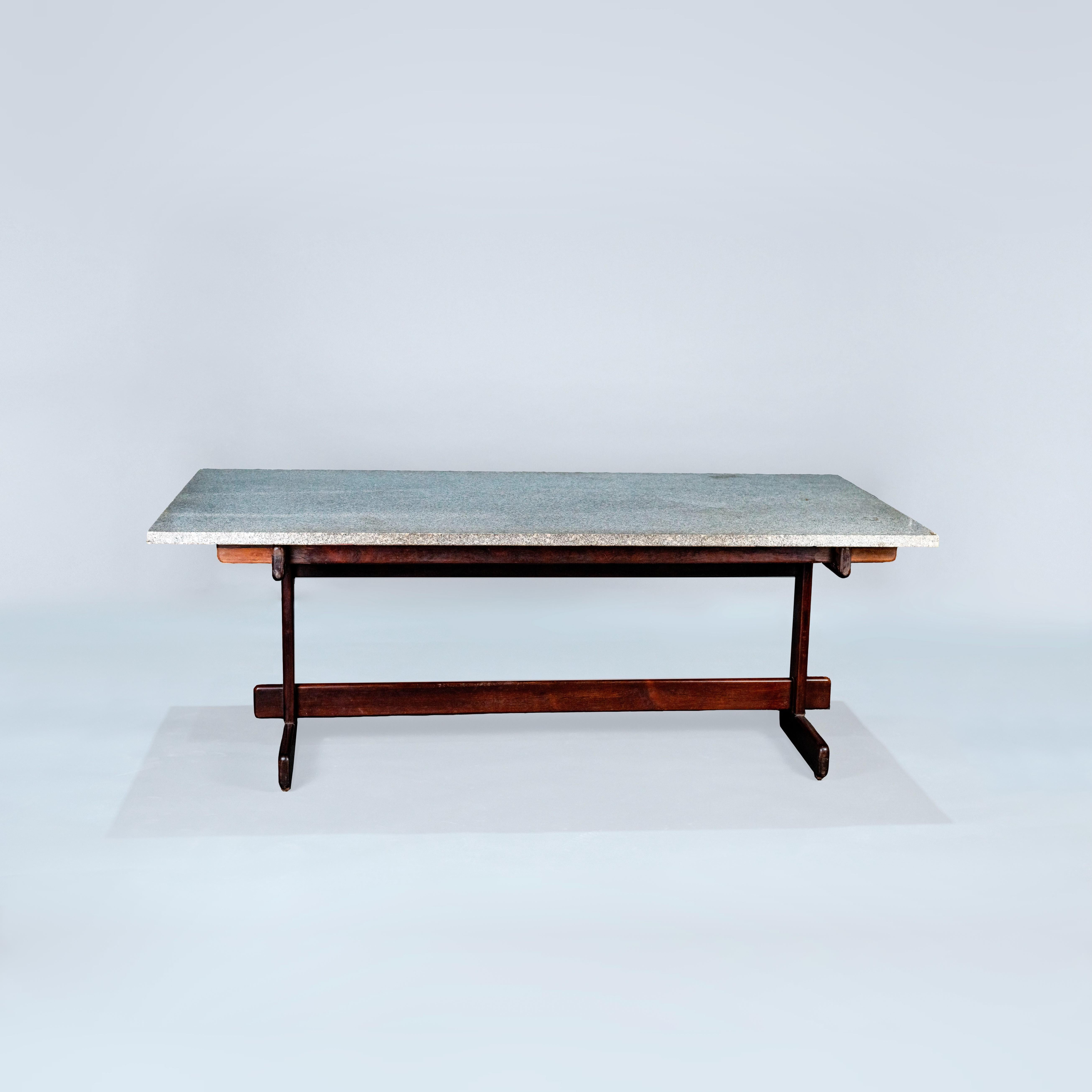 Brésilien Moveis Cantu. Table de salle à manger. 1968. Bois massif et granit en vente