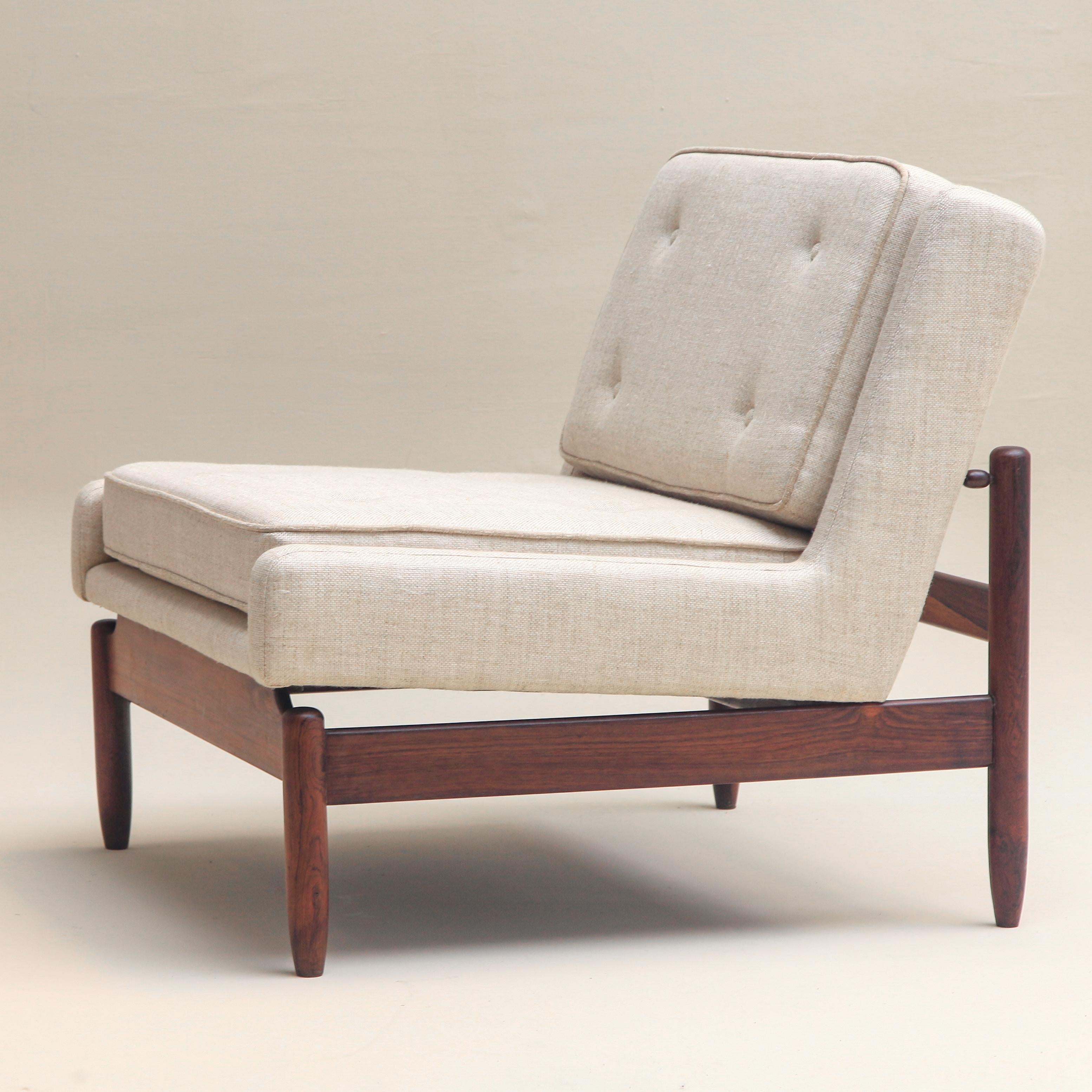 These armchairs were produced by Cantù Móveis e Interiores Ltda. in the 1960s and were part of the company's catalog from that period. With a turned solid Jacaranda wood frame and rounded details, the seats, backs, and loose cushions were
