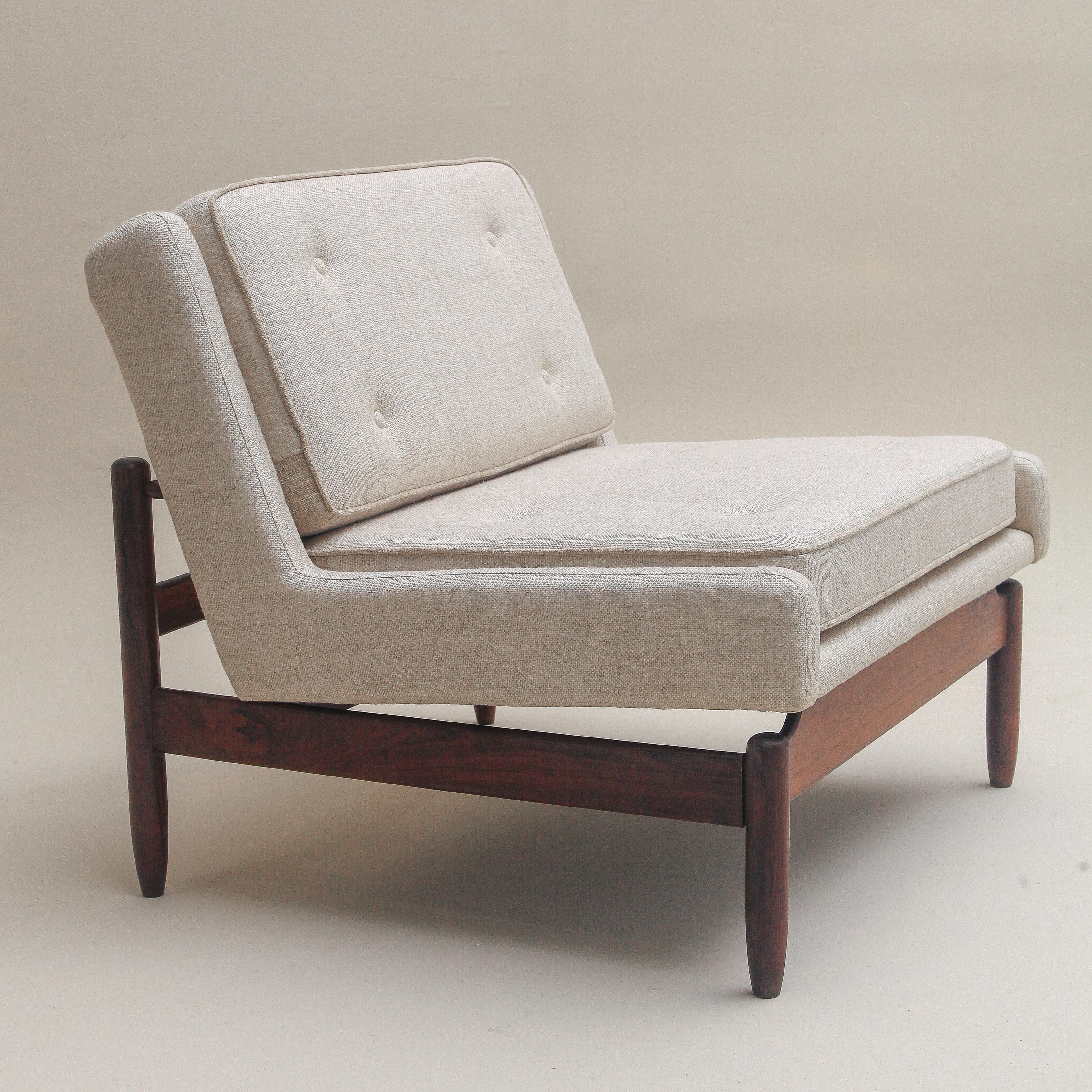 Brazilian Moveis Cantu - Jorge Jabour Mauad - Lounge chair in solid rosewood mid-1960s For Sale