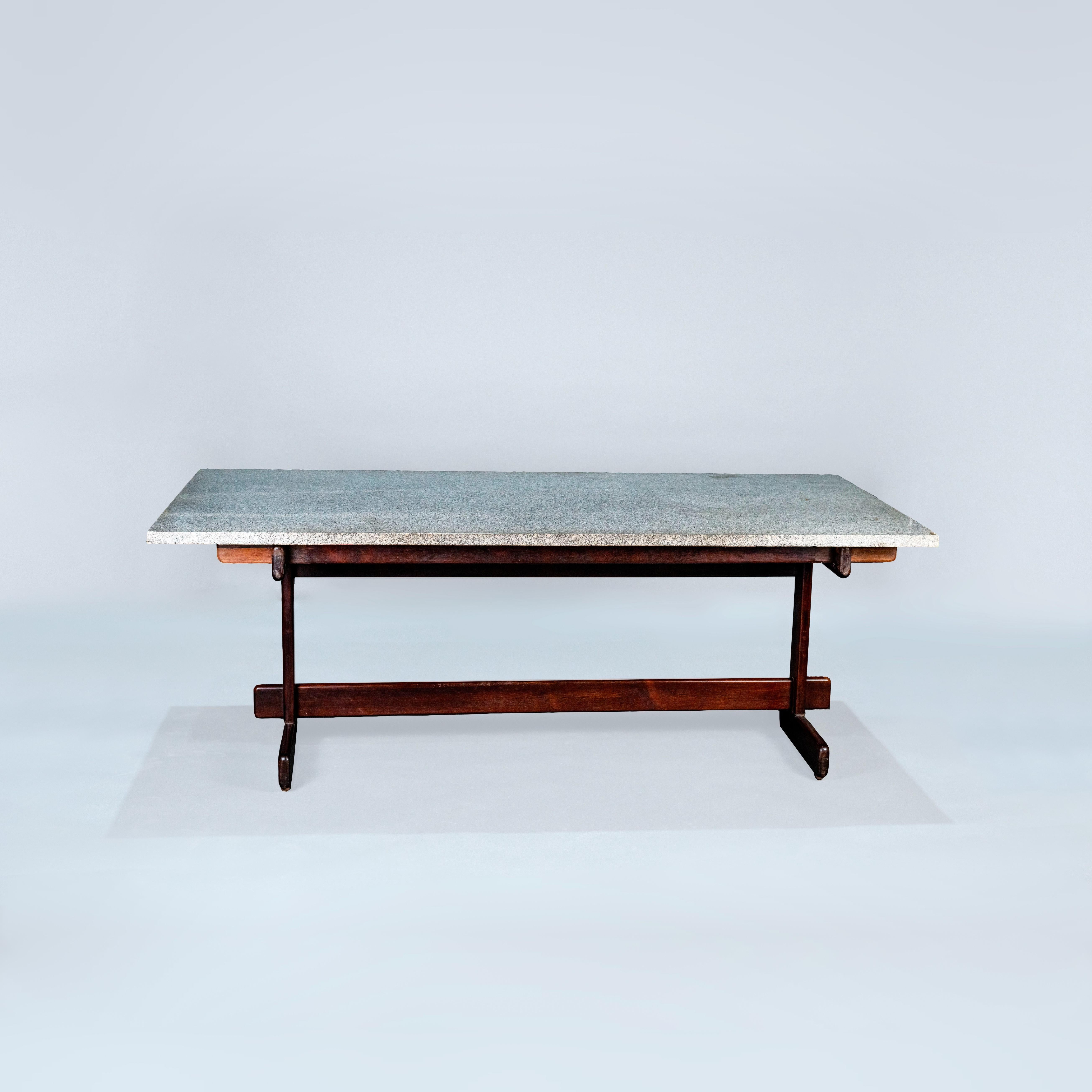 Dieser elegante Esstisch aus der Werkstatt von Moveis Cantu aus dem Jahr 1968 ist ein bemerkenswertes Stück, das zeitlosen Stil und außergewöhnliche handwerkliche Qualität vereint.

Der Tisch trägt mit Stolz das originale Label der Werkstatt, das