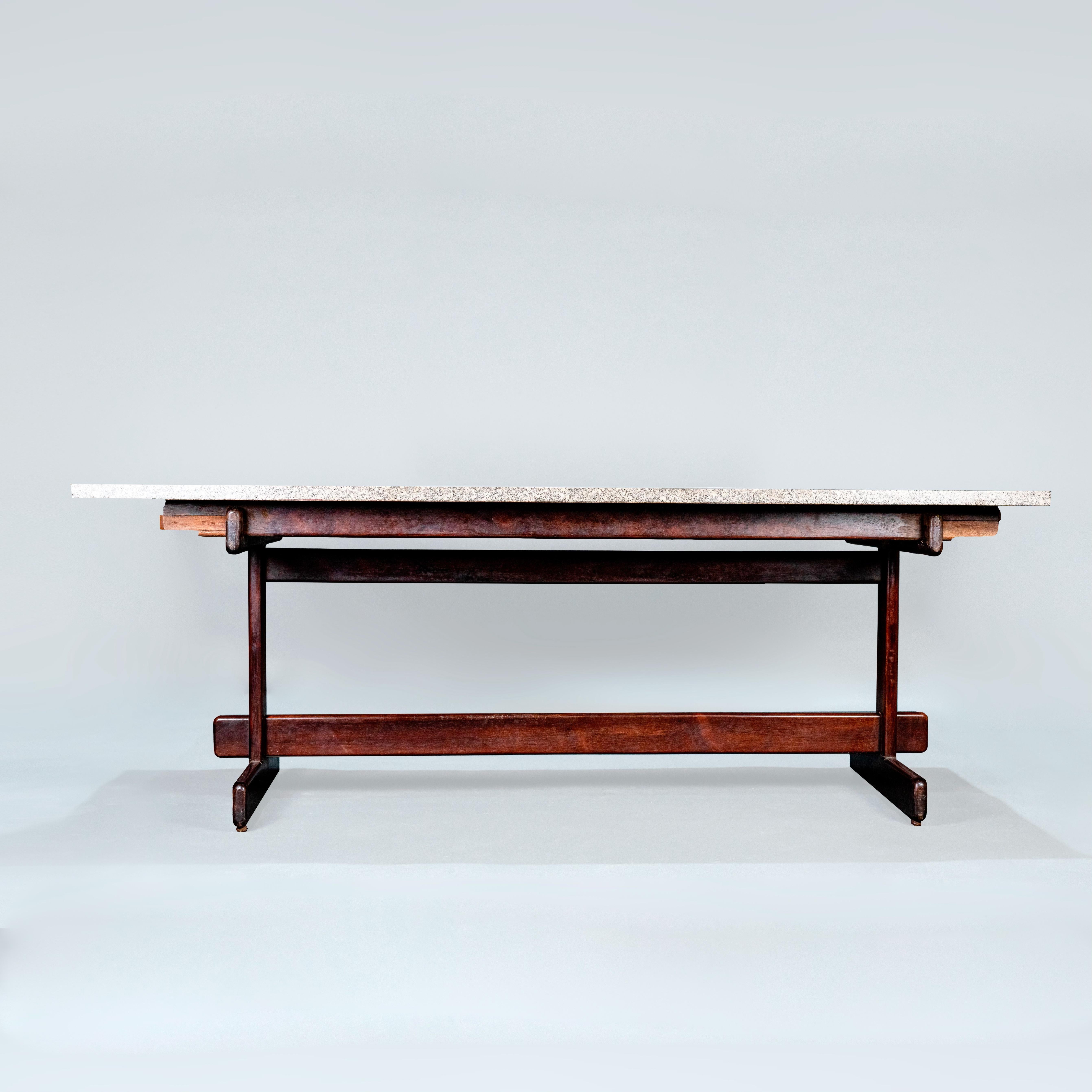 Mid-Century Modern Moveis Cantu Table à manger, 1968. Solid wood and granite For Sale