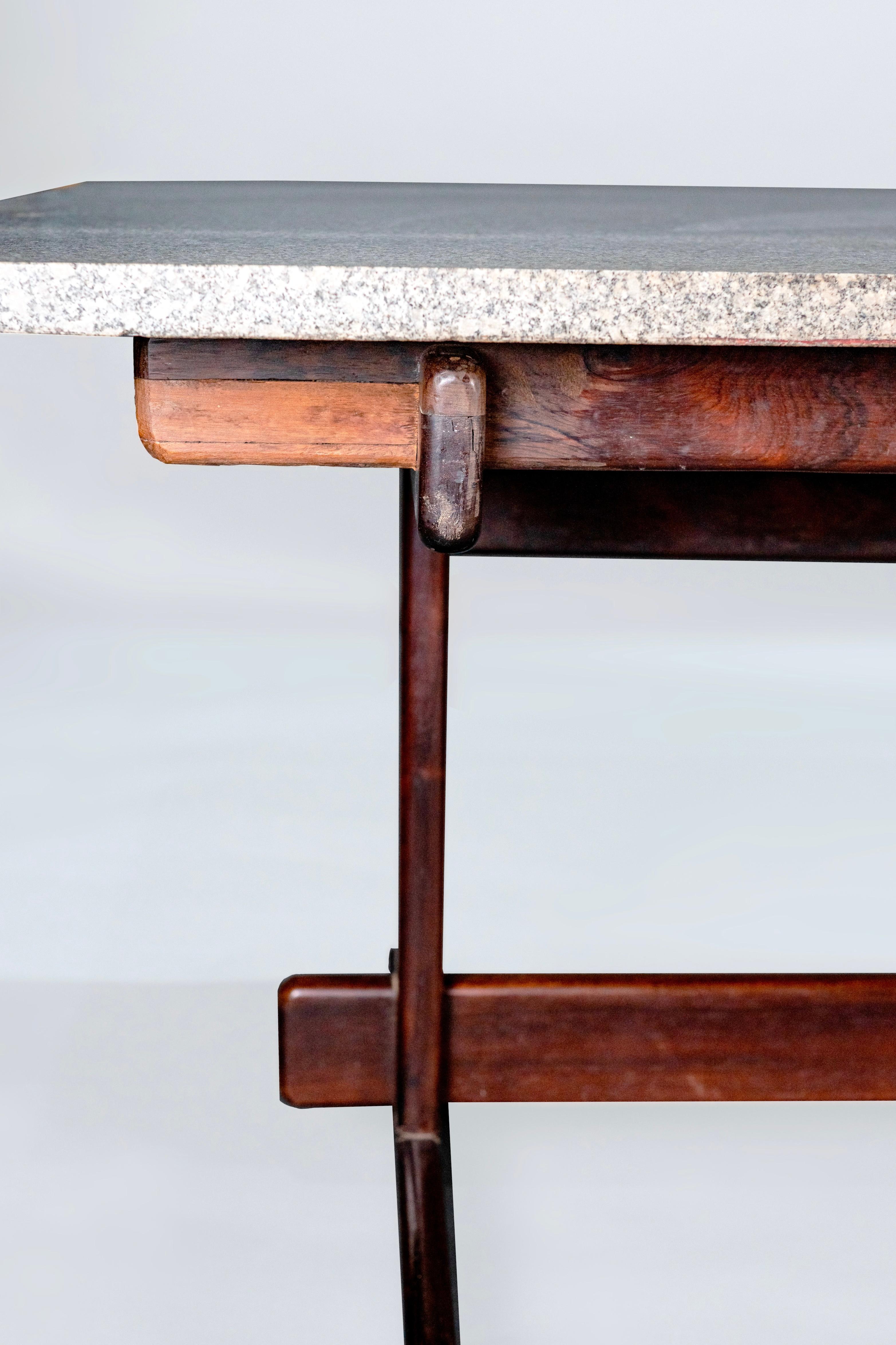 Hand-Crafted Moveis Cantu Table à manger, 1968. Solid wood and granite For Sale