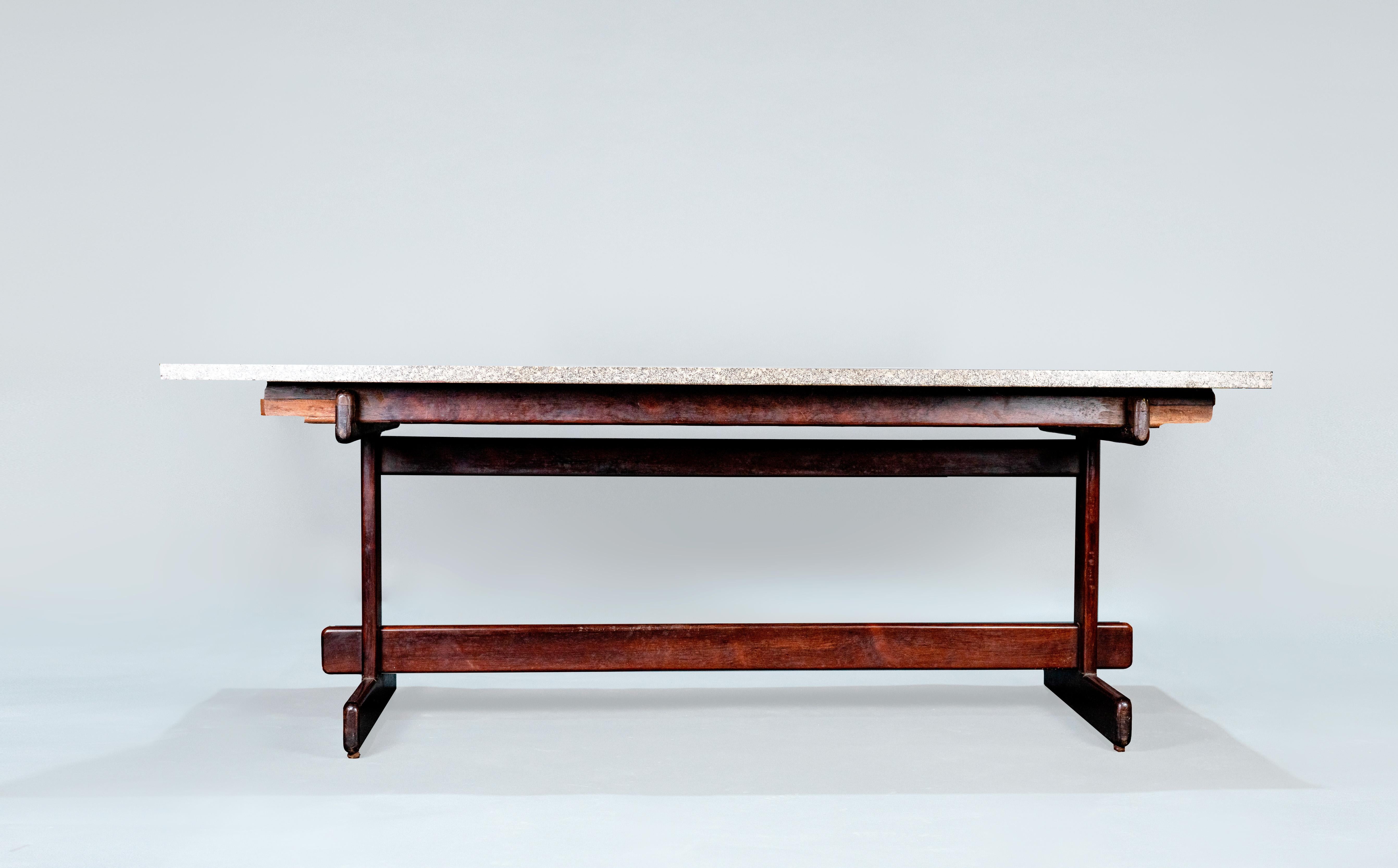 Moveis Cantu Table à manger, 1968. Solid wood and granite In Good Condition For Sale In PARIS, FR