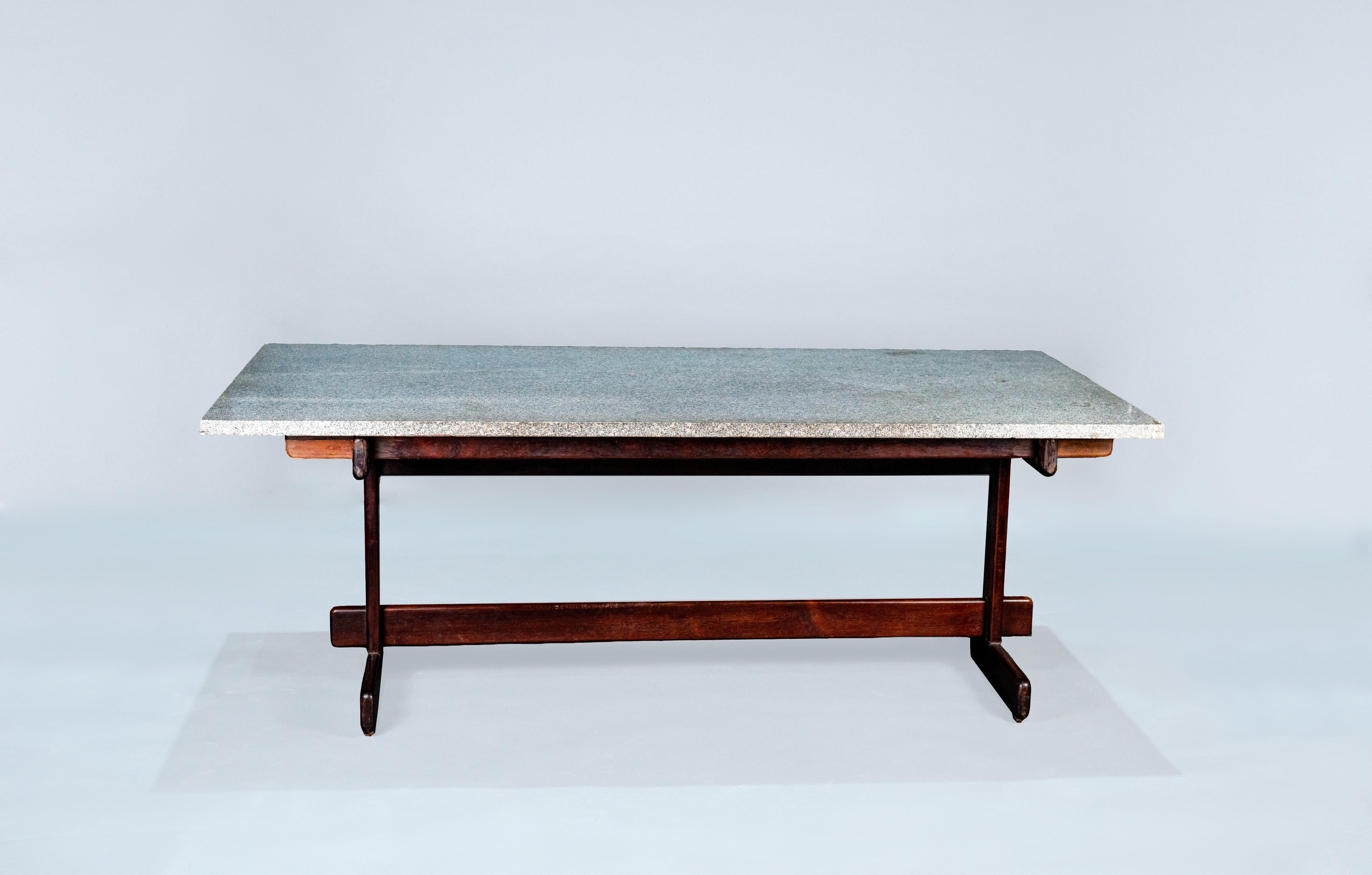 Moveis Cantu Table à manger, 1968. Massivholz und Granit (20. Jahrhundert) im Angebot