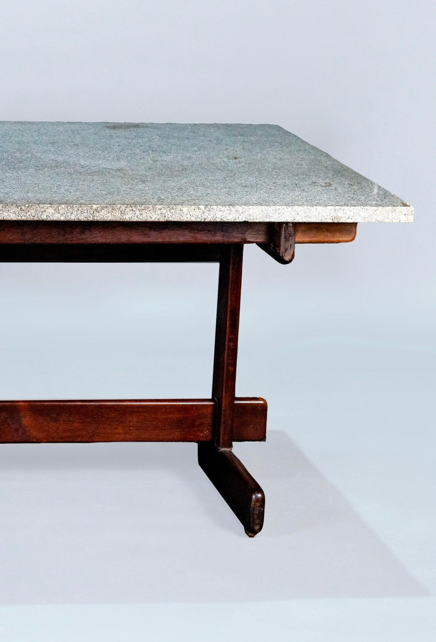 Moveis Cantu Table à manger, 1968. Massivholz und Granit im Angebot 1