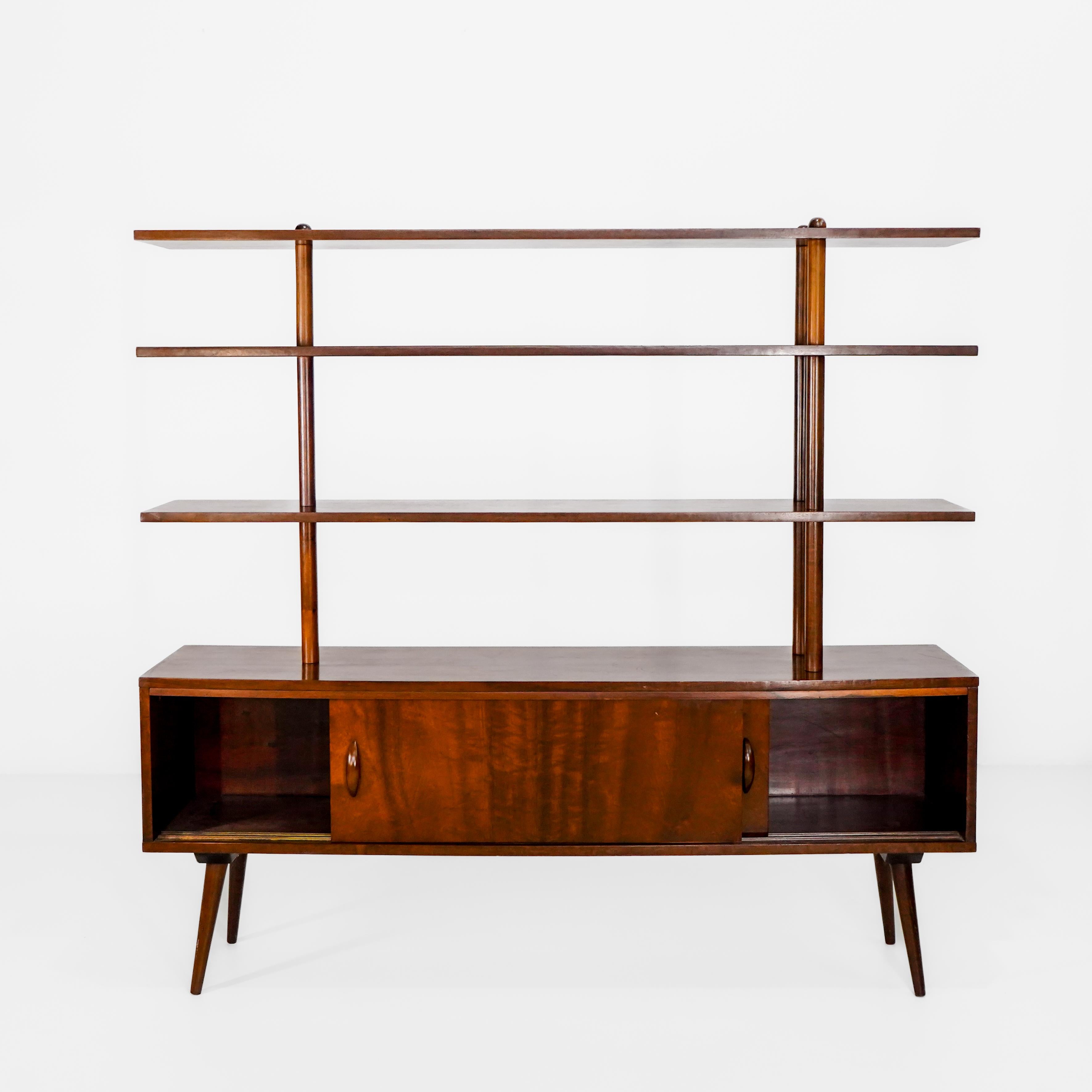 Libreria in noce, ante scorrevoli, quattro ripiani, prodotta da Móveis Cimo, Brasile 1960.

Il processo di restauro ha richiesto solo una rifinitura, che il nostro team ha eseguito nei minimi dettagli, preservando l'originalità dell'epoca.

La