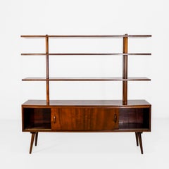 Móveis Cimo, Brasil, 1960 Estantería de nogal, puertas correderas, cuatro estantes