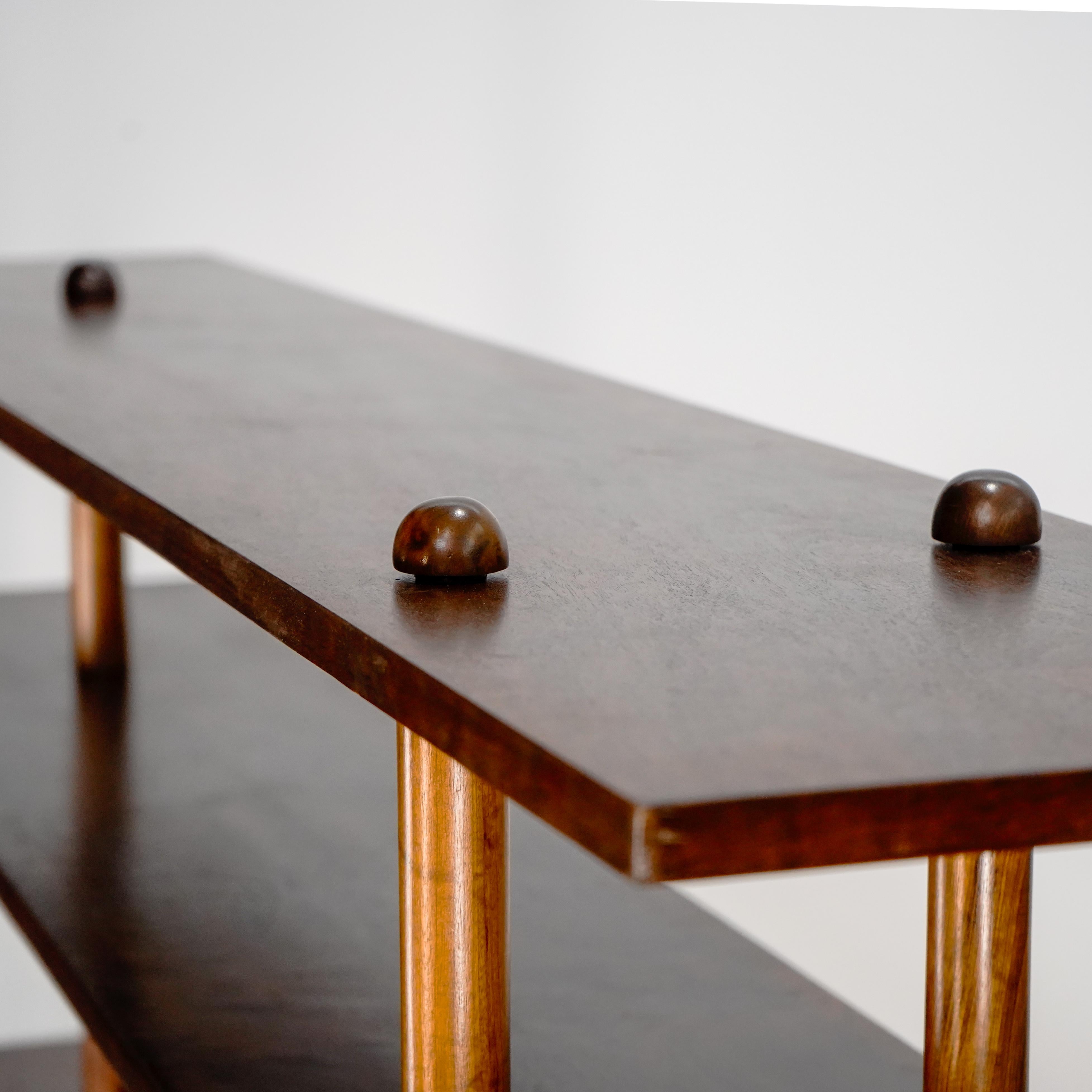 Mid-Century moderno Móveis Cimo, Brasile, 1960 Scaffale in noce, ante scorrevoli, quattro ripiani in vendita