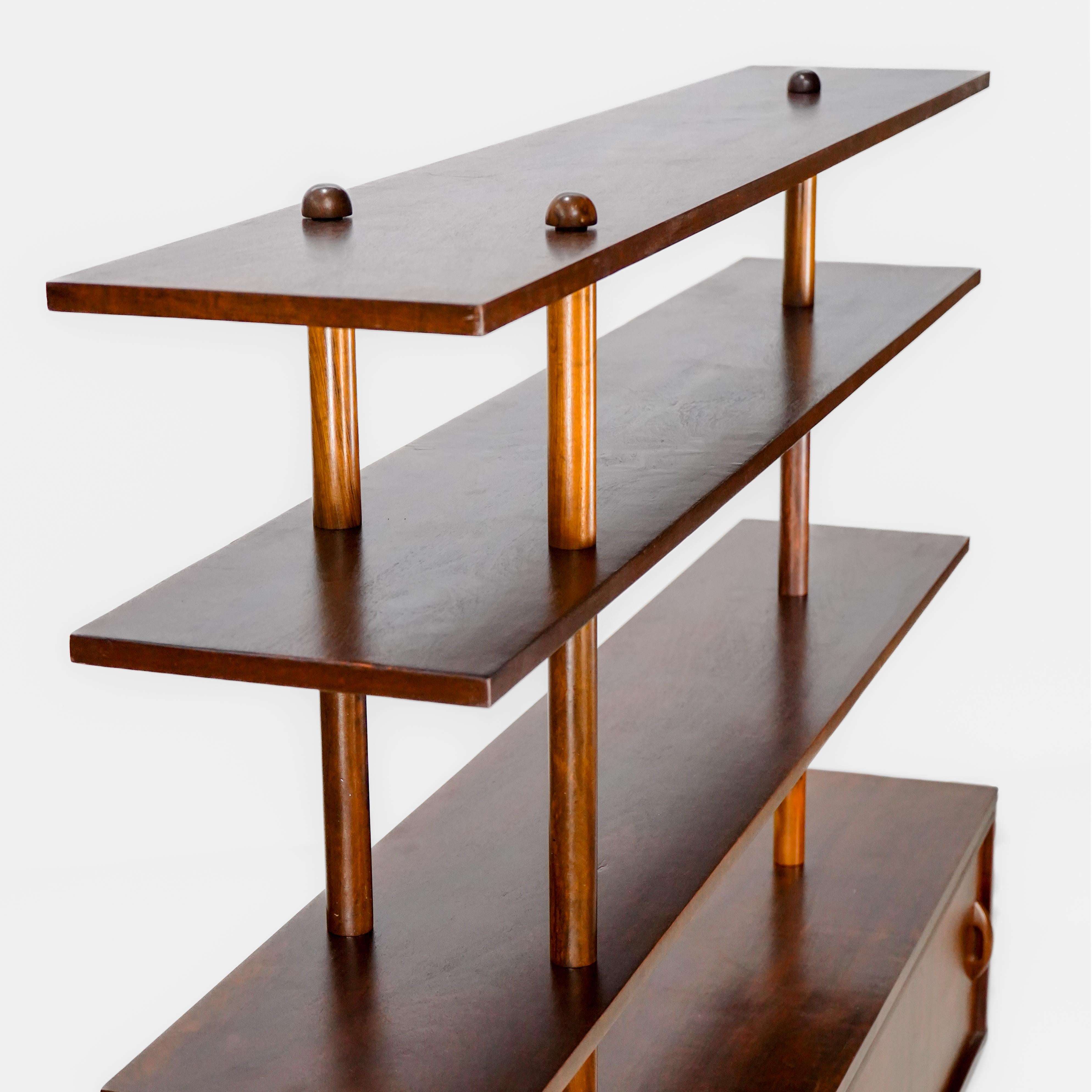 Brasiliano Móveis Cimo, Brasile, 1960 Scaffale in noce, ante scorrevoli, quattro ripiani in vendita