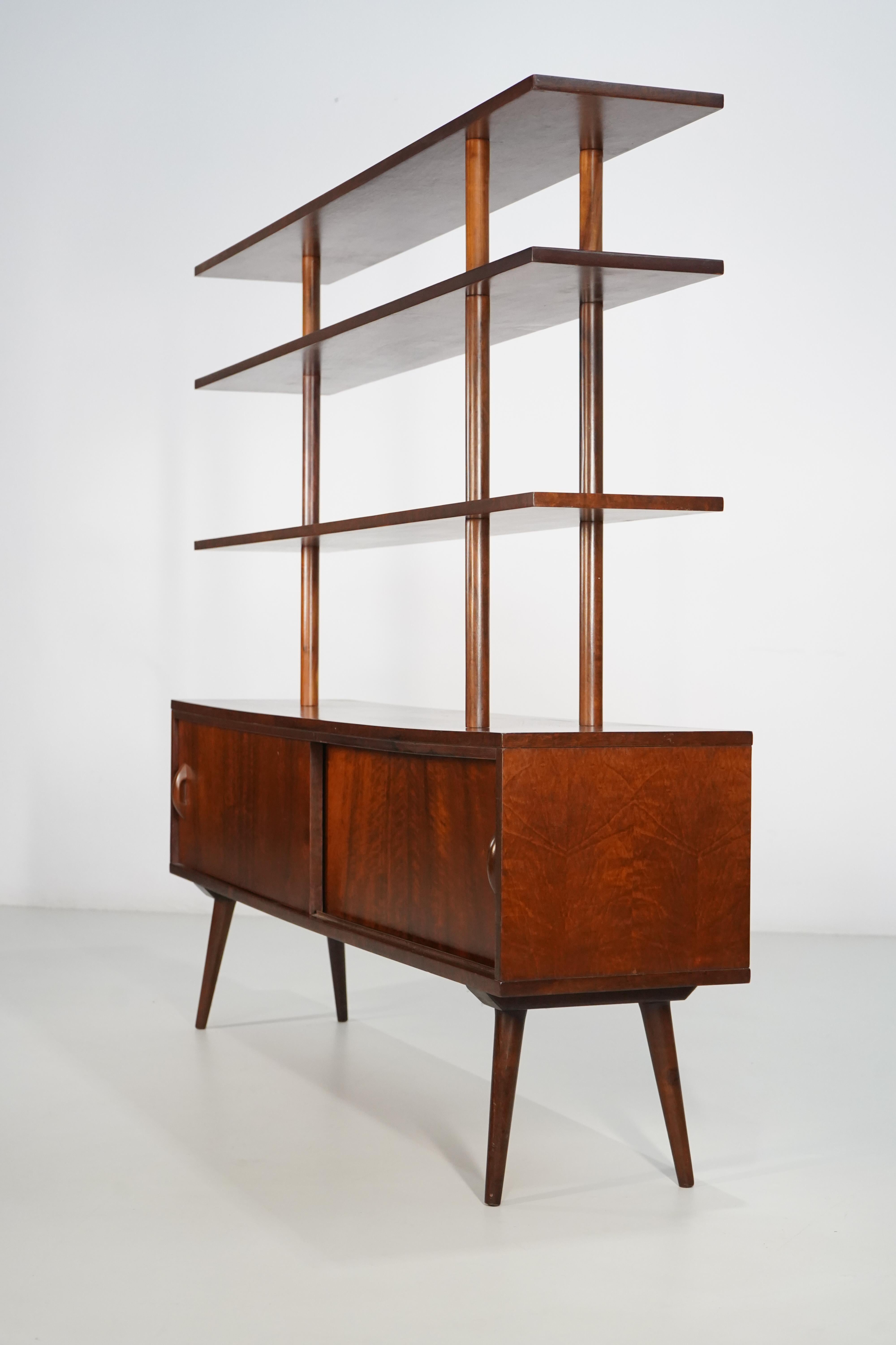 Móveis Cimo, Brasile, 1960 Scaffale in noce, ante scorrevoli, quattro ripiani In condizioni buone in vendita a Curitiba, PR