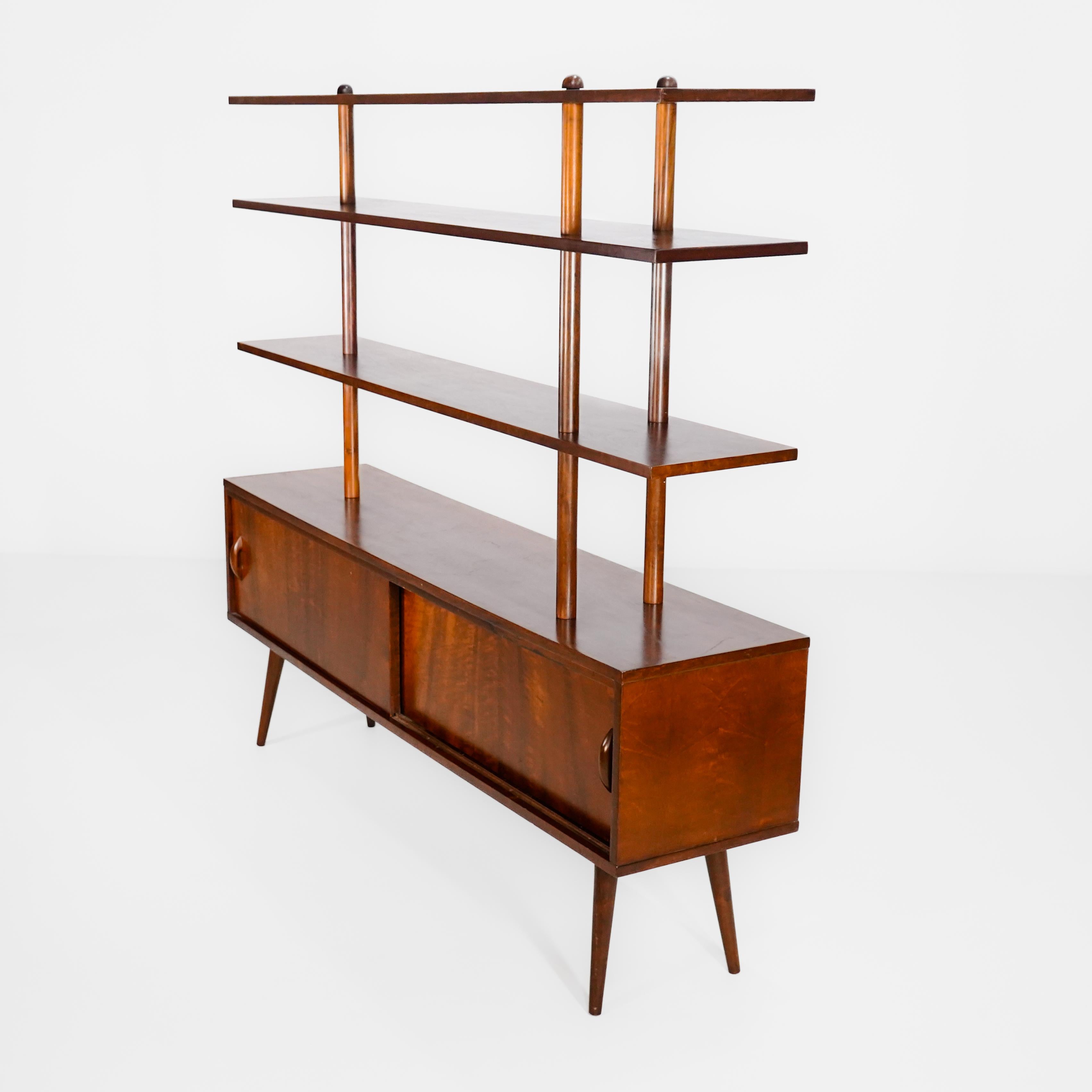 Metà XX secolo Móveis Cimo, Brasile, 1960 Scaffale in noce, ante scorrevoli, quattro ripiani in vendita