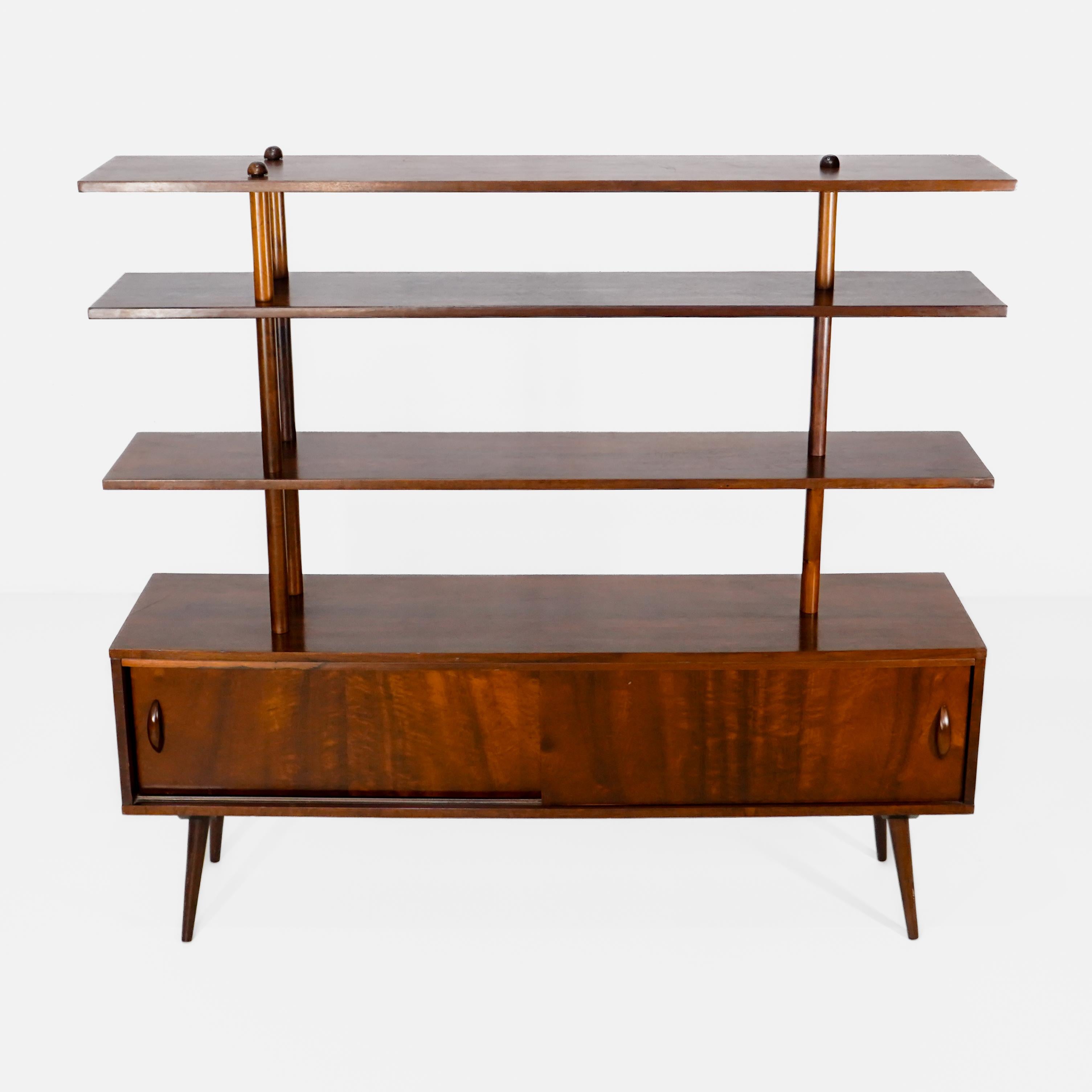 Móveis Cimo, Brasile, 1960 Scaffale in noce, ante scorrevoli, quattro ripiani in vendita 1