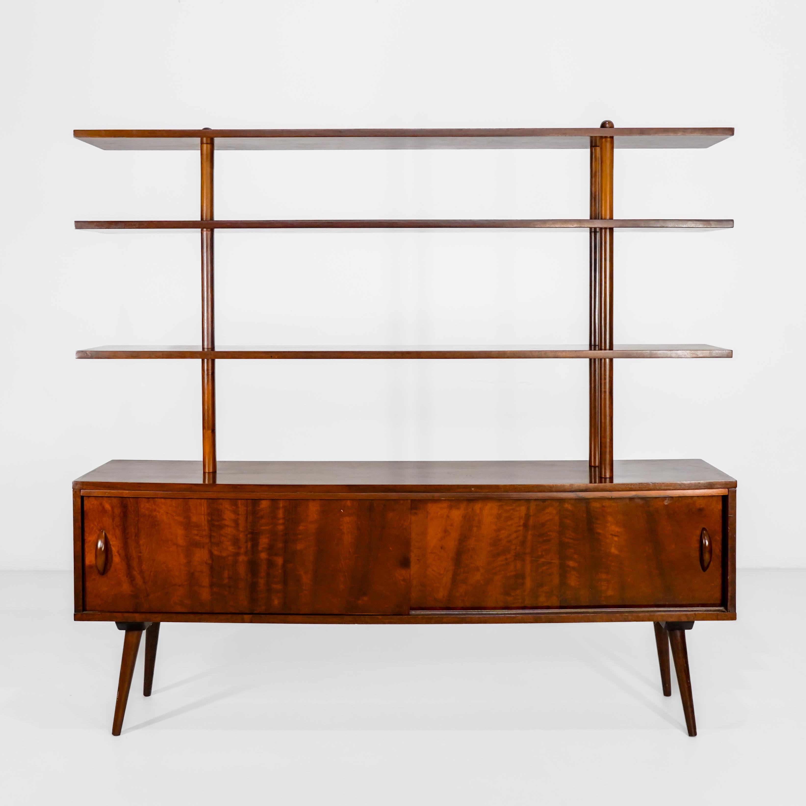 Móveis Cimo, Brasile, 1960 Scaffale in noce, ante scorrevoli, quattro ripiani in vendita 2