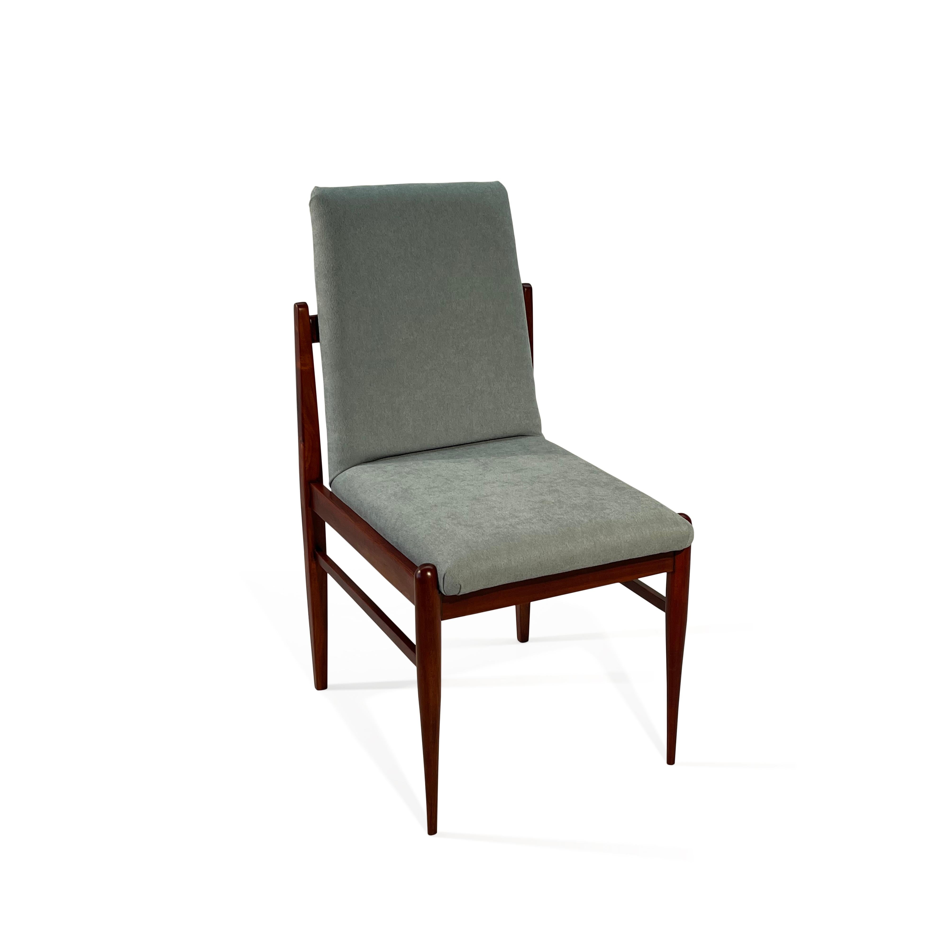 Diese 4 seltenen Esszimmerstühle aus Hartholz wurden in den 1960er Jahren von der brasilianischen Firma Móveis Cimo hergestellt, einem Pionier der brasilianischen Möbelherstellung, der von 1921 bis 1982 existierte.
Móveis Cimo schloss 1982 seine