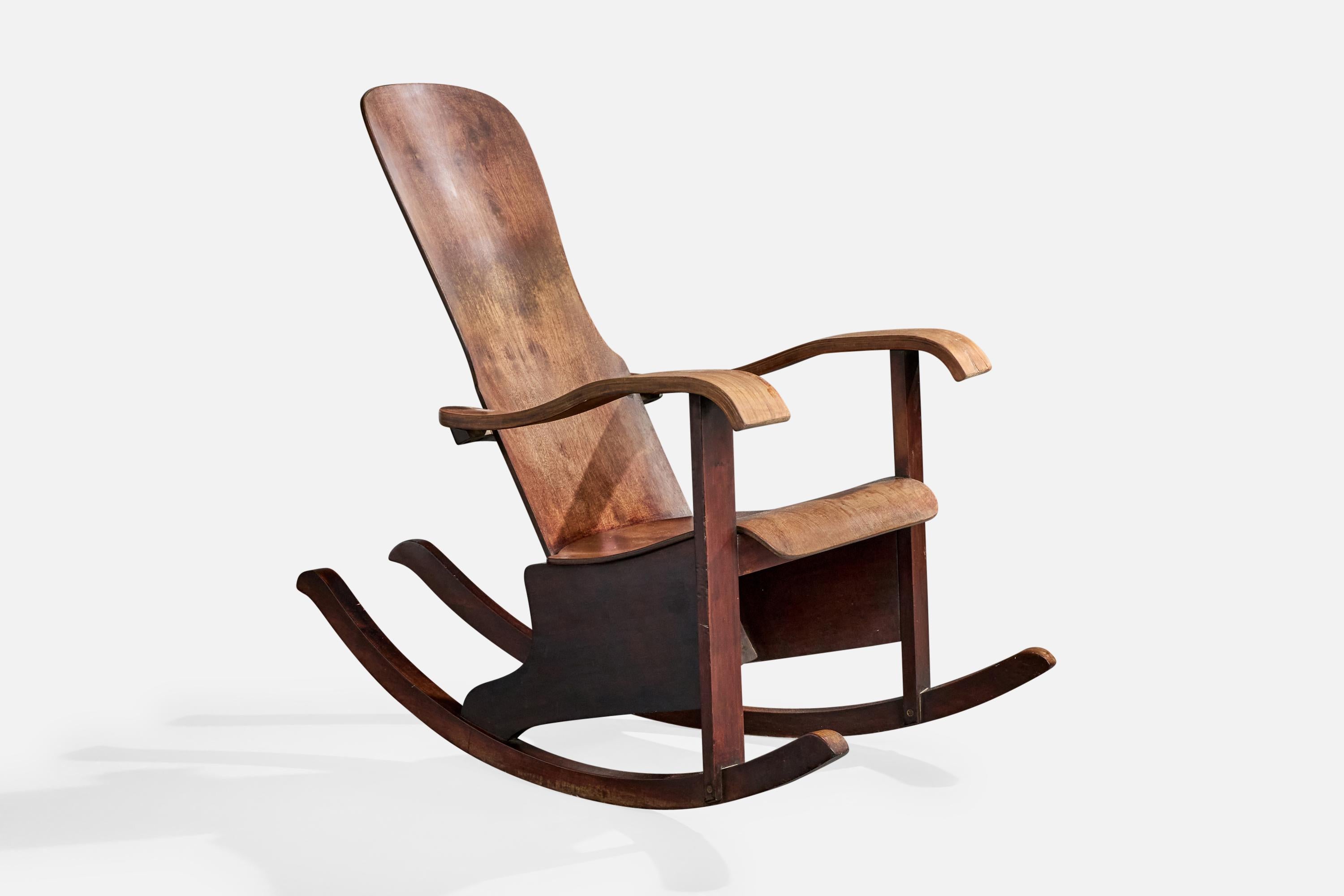 Sedia a dondolo in legno prodotta da Móveis Cimo, Brasile, anni '50 circa.

Dimensioni complessive (pollici): 41.75 