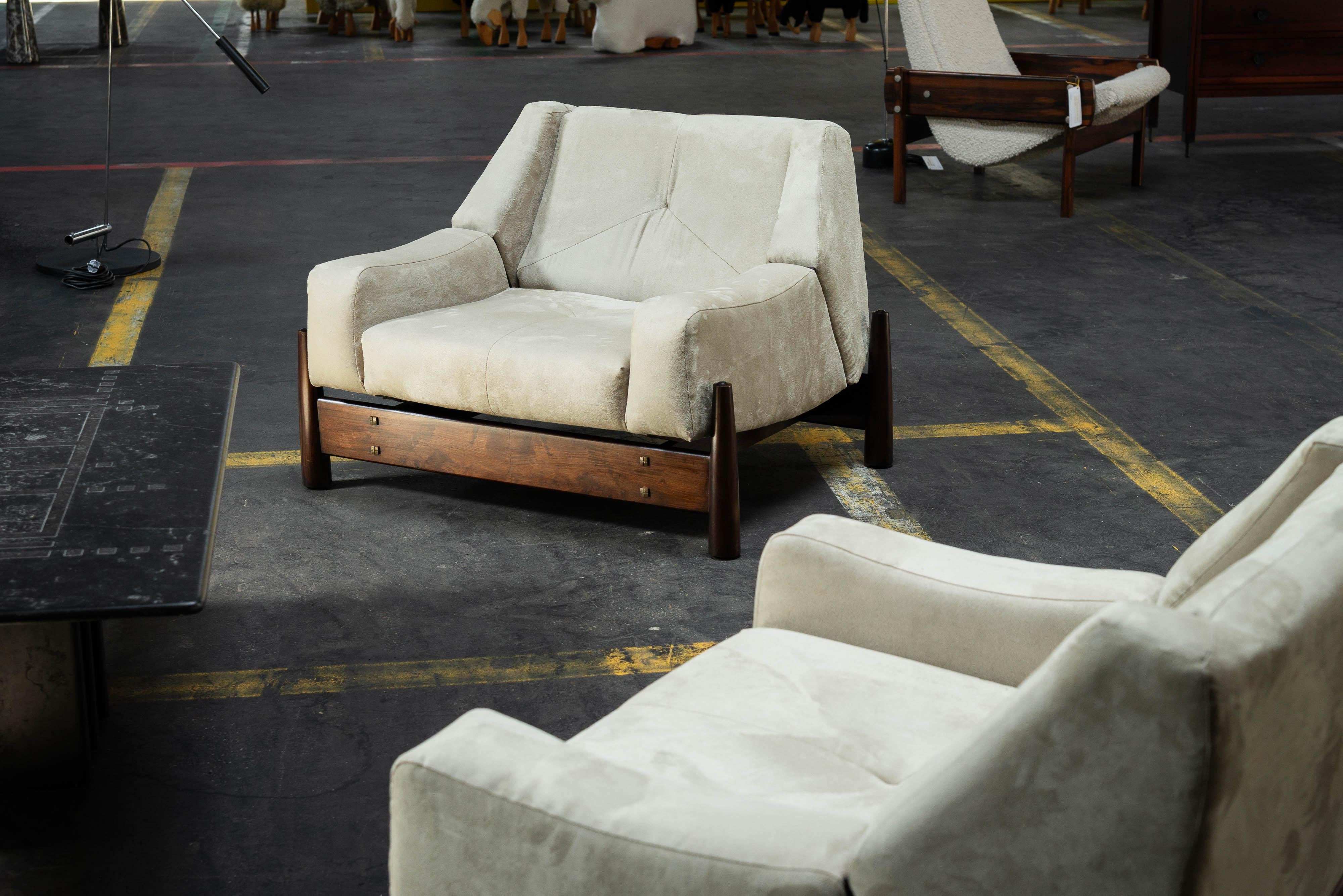 Schöne skulpturale B082 Lounge Chairs, hergestellt von Moveis Cimo in Brasilien im Jahr 1960. Diese Stühle sind sperrig und doch verspielt, mit einem starken Holzrahmen aus Jatoba-Holz. Der Rahmen hat die Form eines Quadrats, und an jeder Ecke