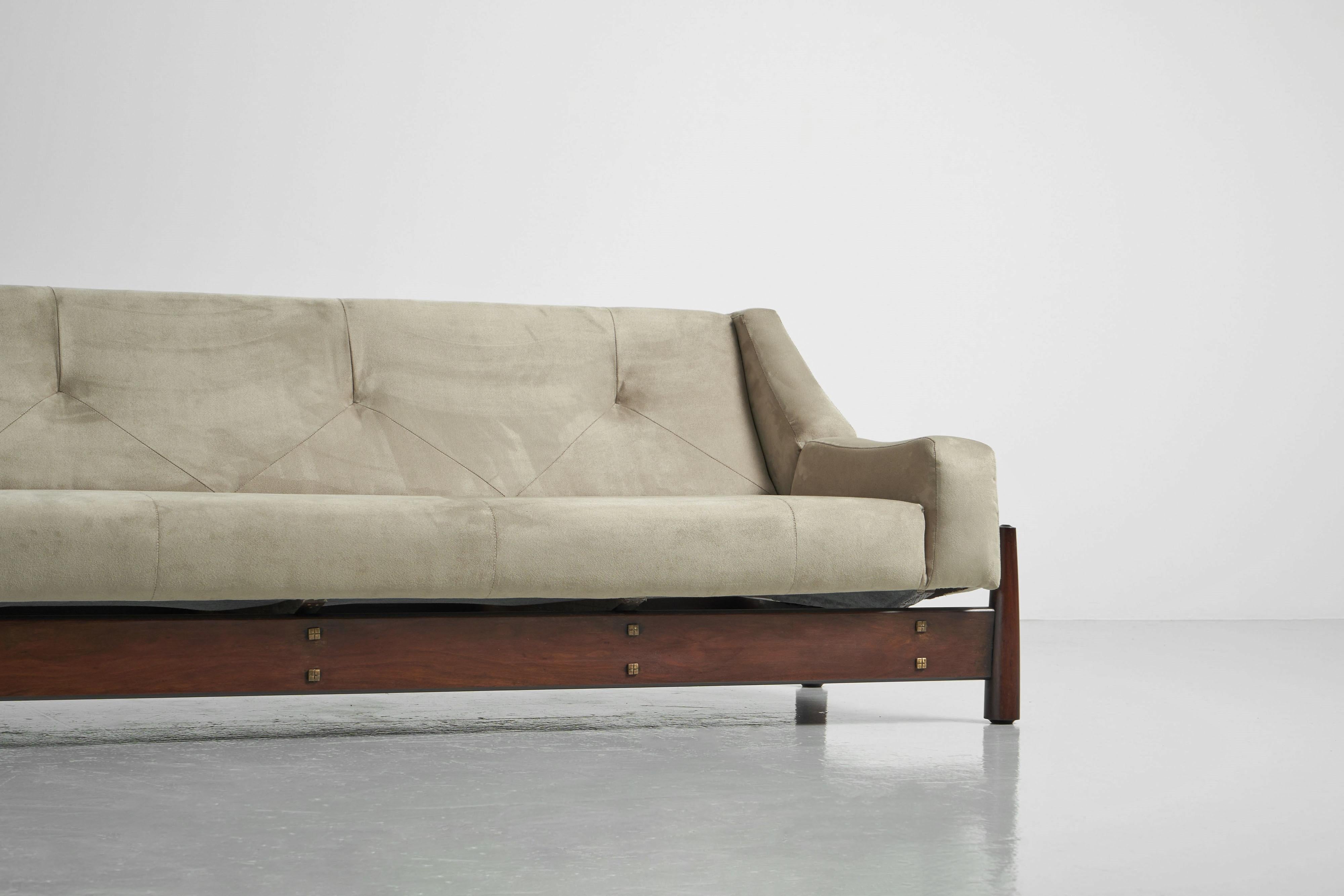 Magnifique canapé sculptural B082 fabriqué par Moveis Cimo au Brésil en 1960. Ce canapé est à la fois volumineux et ludique, avec un solide cadre en bois de Jatoba. Le cadre ressemble à un rectangle, et à chaque coin, il y a de fins pieds effilés