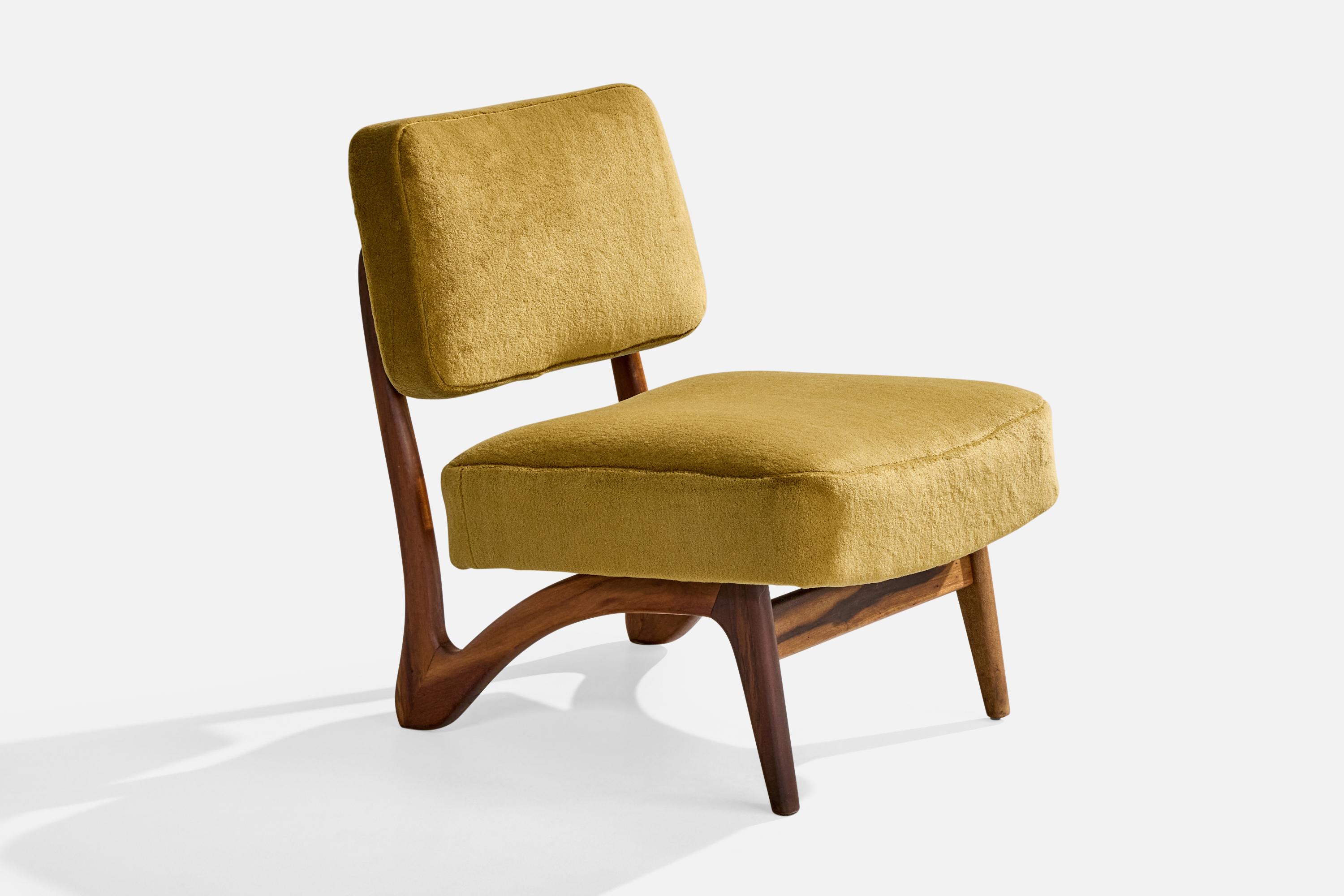 A wood and green velvet slipper lounge chair designed and produced by Móveis Cimo, Brazil, c. 1960s.

Overall Dimensions (inches): 29.5