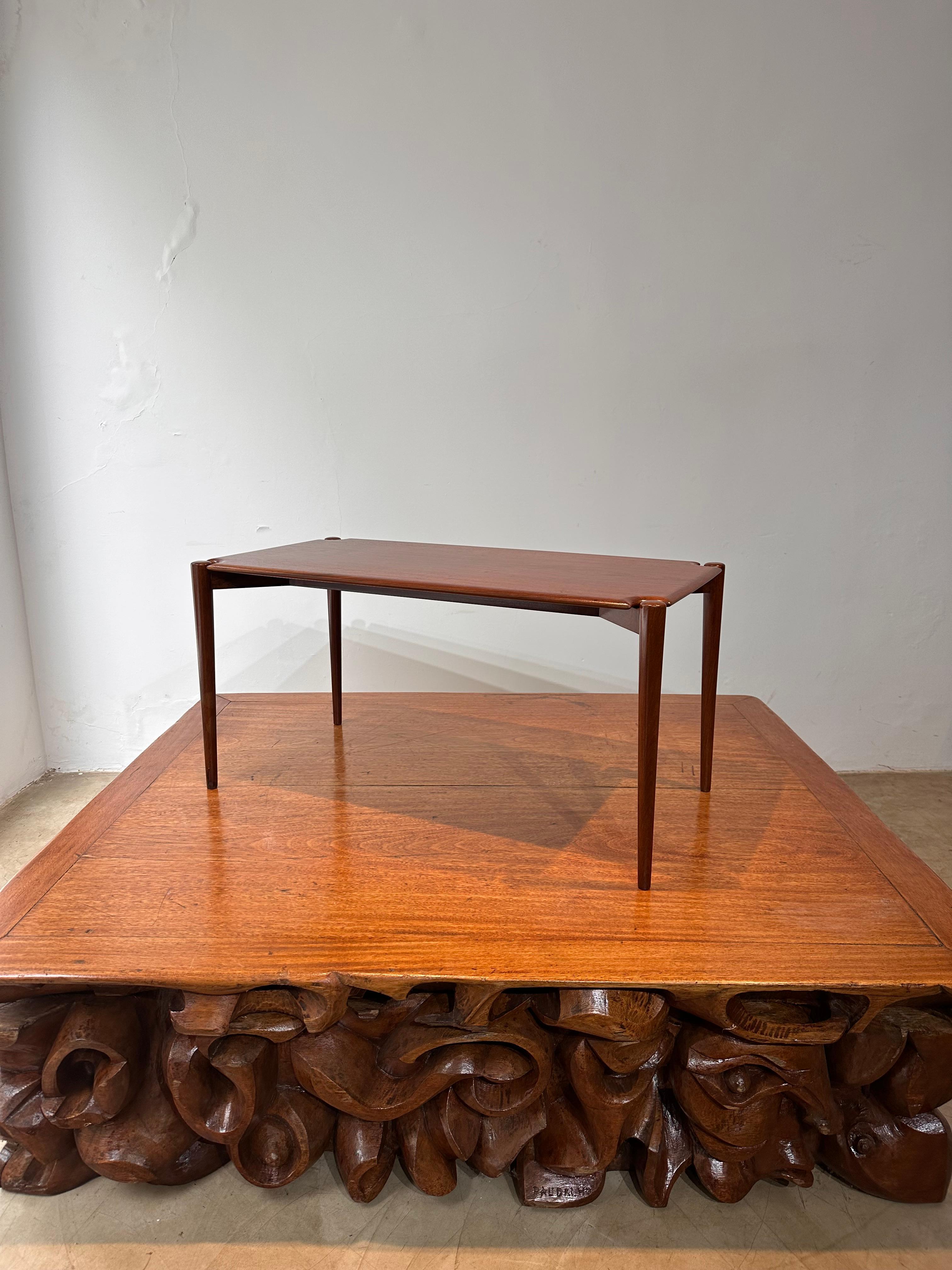 Móveis Galeria Ambiente. Mid-Century Modern Center Table in Imbúia Wood In Good Condition For Sale In Sao Paulo, SP