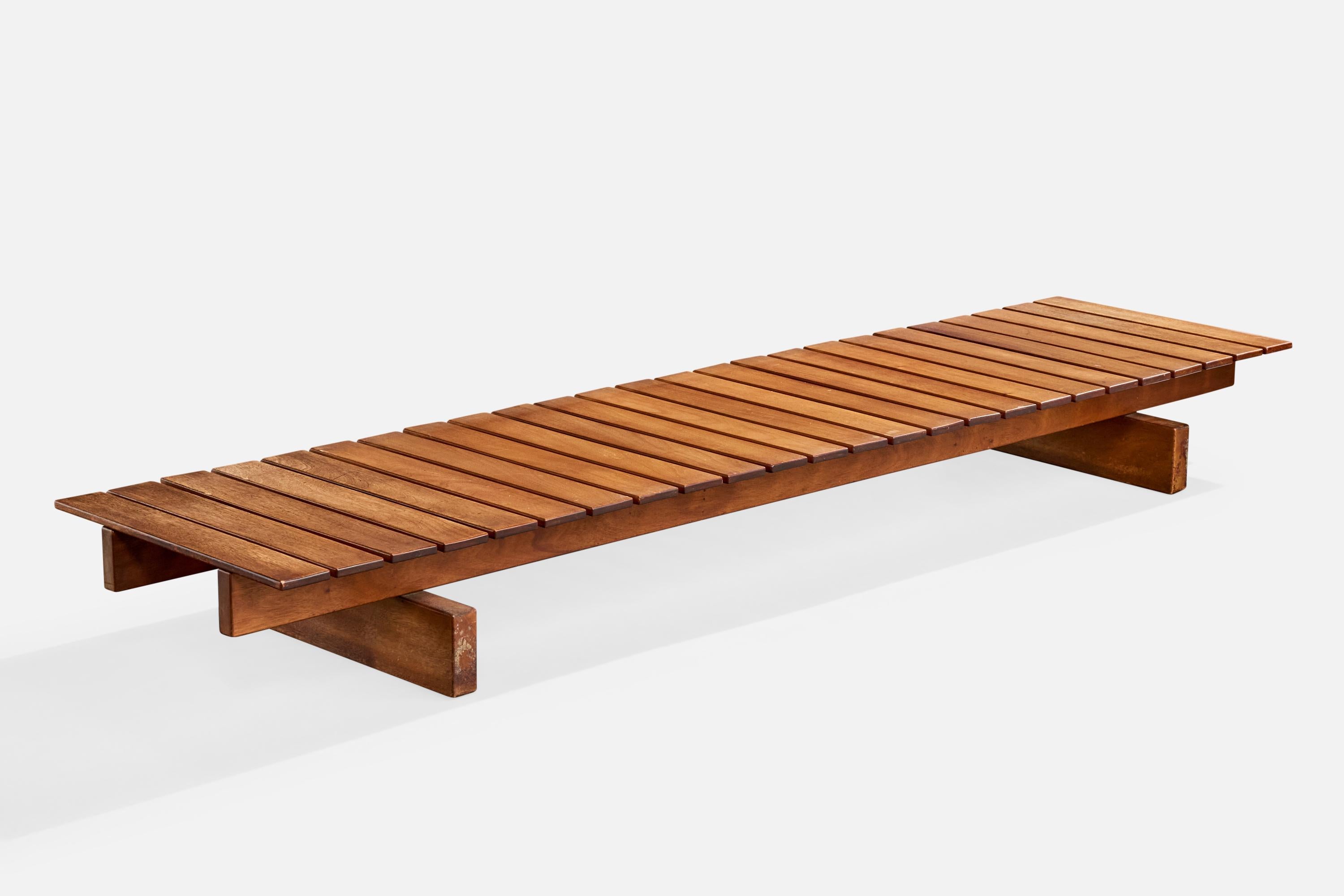 Grand banc en bois produit par Moveis Maravilha, Brésil, c. années 1960.

Usure conforme à l'âge et à l'utilisation.

Dimensions globales (pouces) : 11.625 