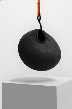 Movement Phase 1 Skulptur aus schwarzem Vulcan-Steinzeug von Catalin Filip