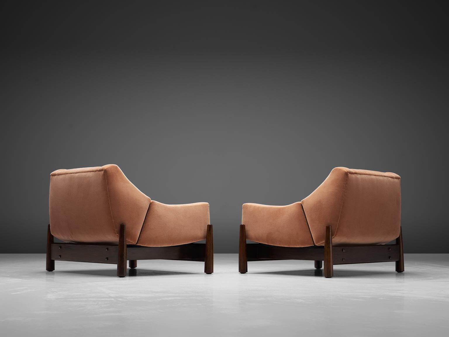 Móveis Cimo, pair of lounge chairs, rosewood and fabric, Brazil, 1950s. 

Fully restored and reupholstered pair of Brazilian lounge chairs, designed by Móveis Cimo. These eye catching club chairs feature an organic shaped seat that rests on the