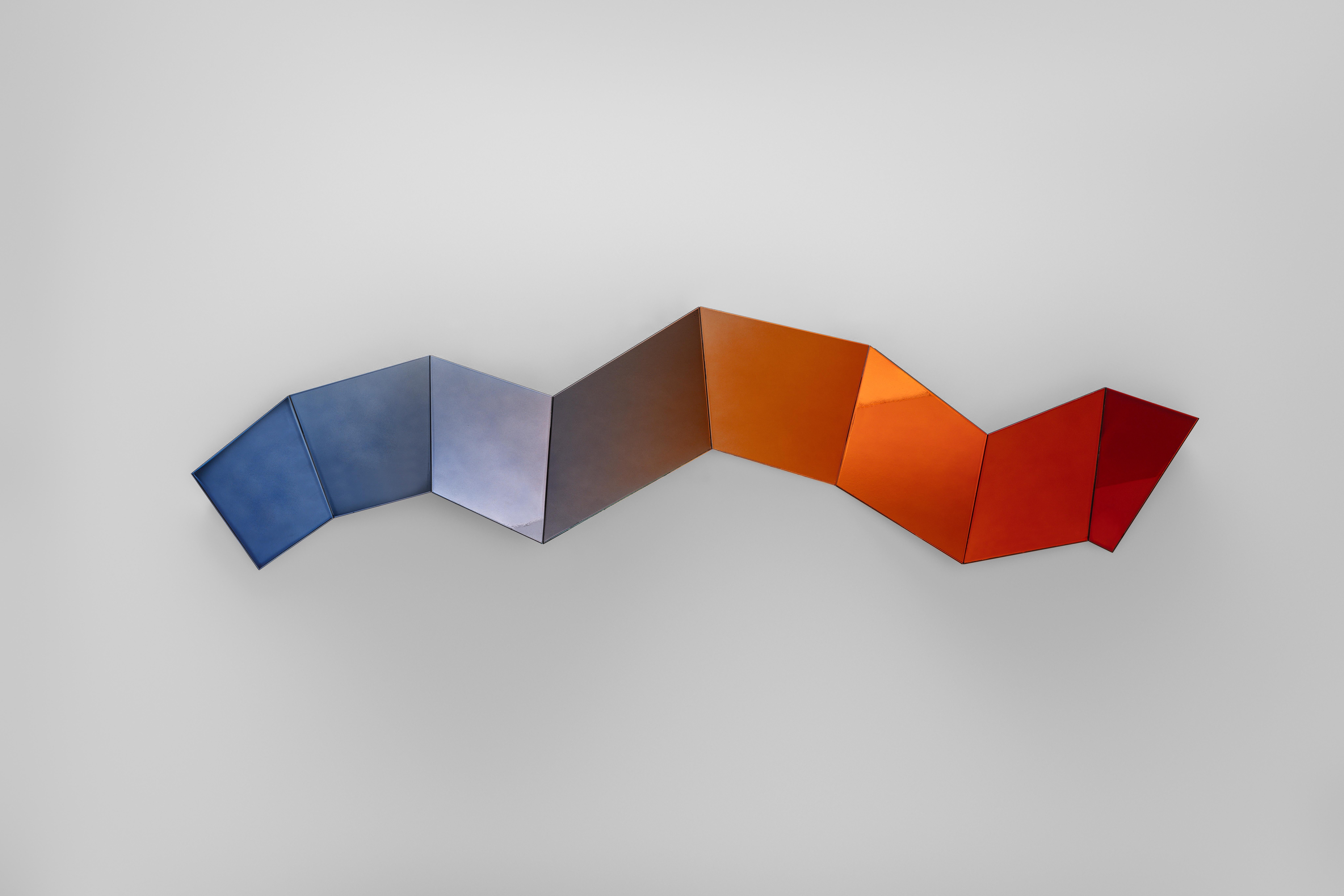 Película 01 Espejo de Vetralia
Diseñado por Lucia Ippolito
Dimensiones:  An 162 x Pr 43 x Al 16,5 cm
Materiales: Vidrio coloreado, madera.

VETRALIA
Arte Funcional con sede en Venecia
Activa en la propuesta de diseño coleccionable, Vetralia es un