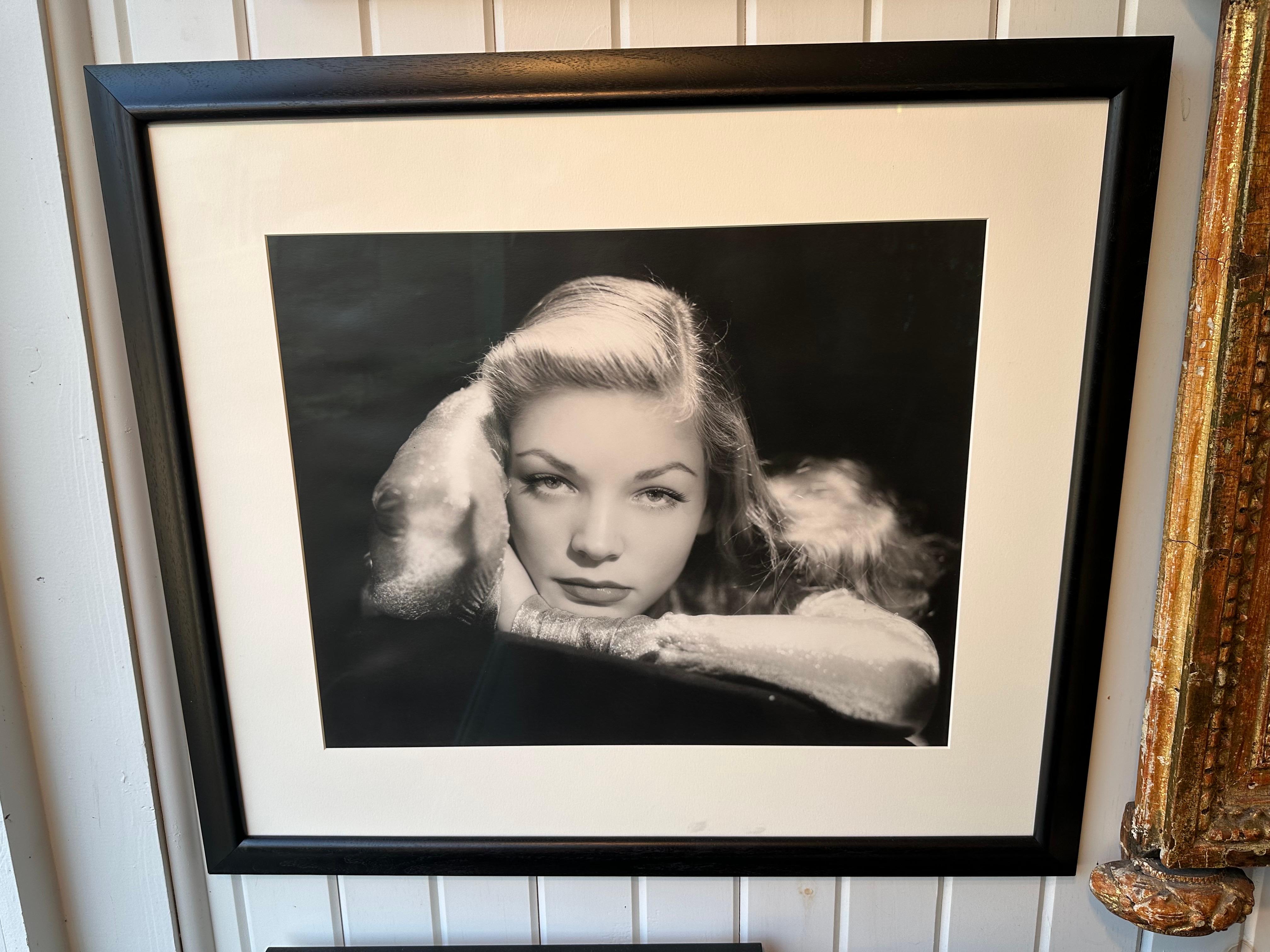 Mid-Century moderno Foto in bianco e nero della star del cinema Lauren Bacall in cornice ebanizzata.  Firmato in vendita