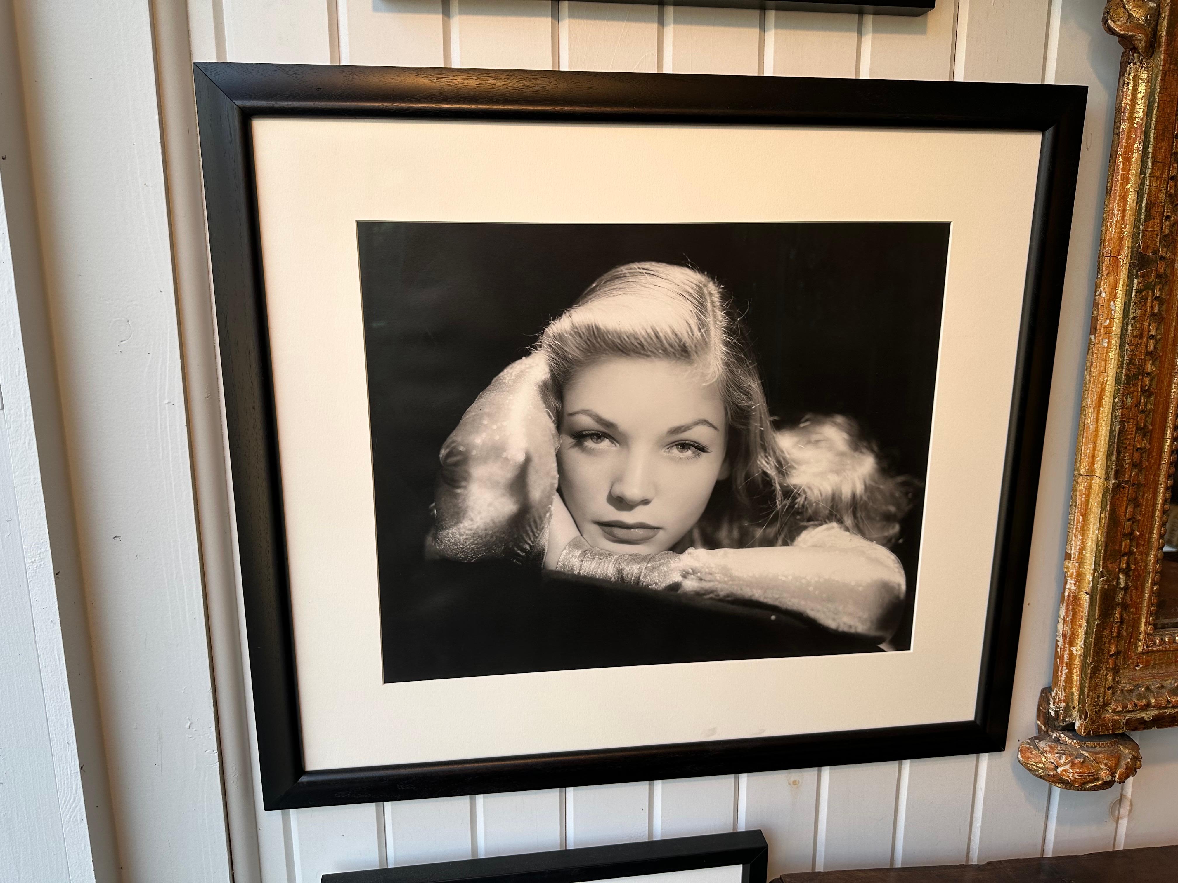 Americano Foto in bianco e nero della star del cinema Lauren Bacall in cornice ebanizzata.  Firmato in vendita