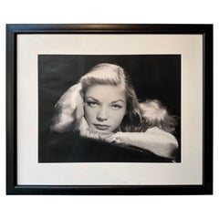 Foto in bianco e nero della star del cinema Lauren Bacall in cornice ebanizzata.  Firmato