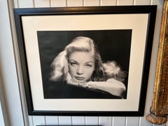 Foto in bianco e nero della star del cinema Lauren Bacall in cornice ebanizzata.  Firmato