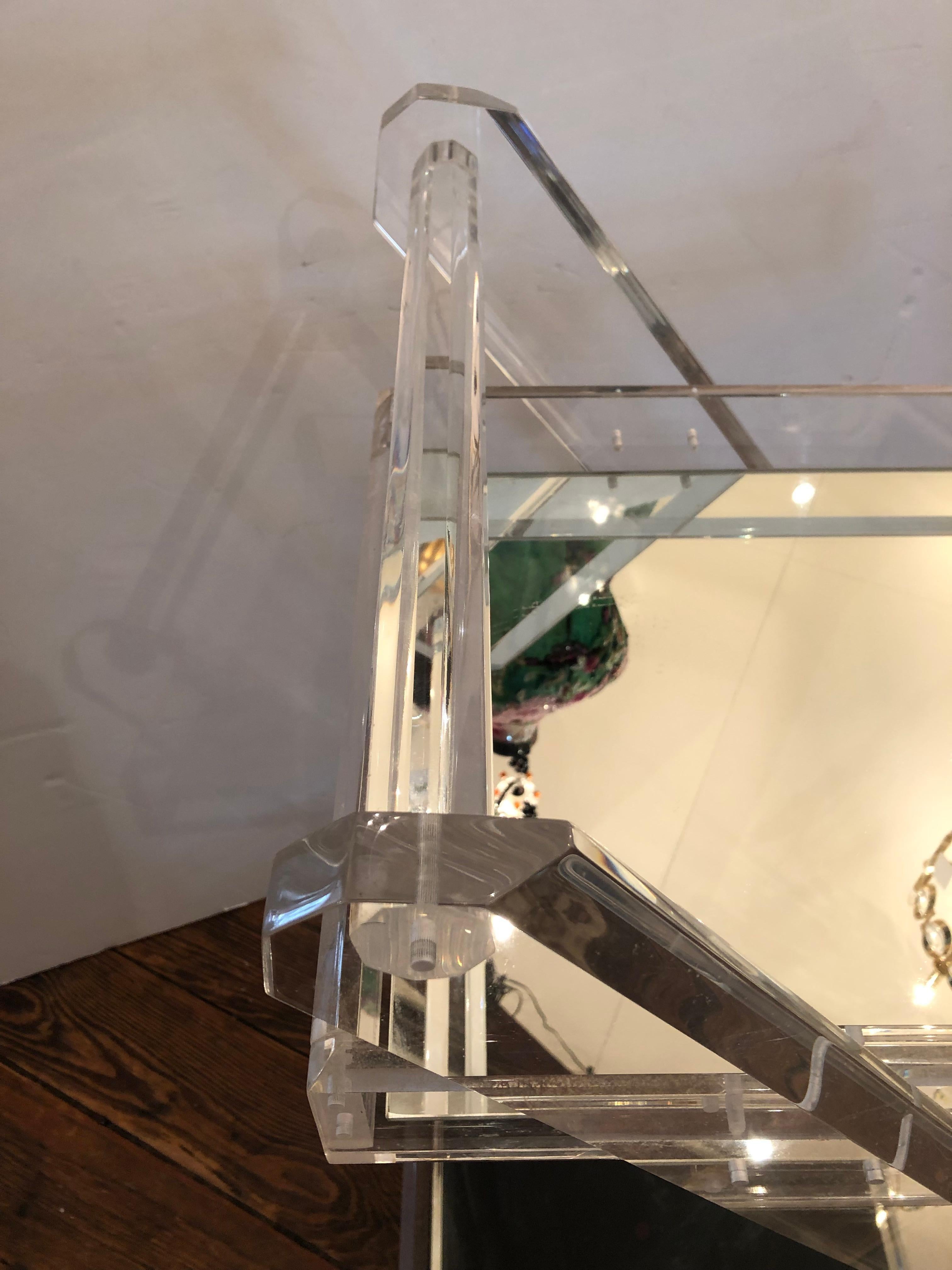 Américain Chariot de bar à deux étages en lucite et miroir de style mi-siècle moderne Moviestar Glam en vente