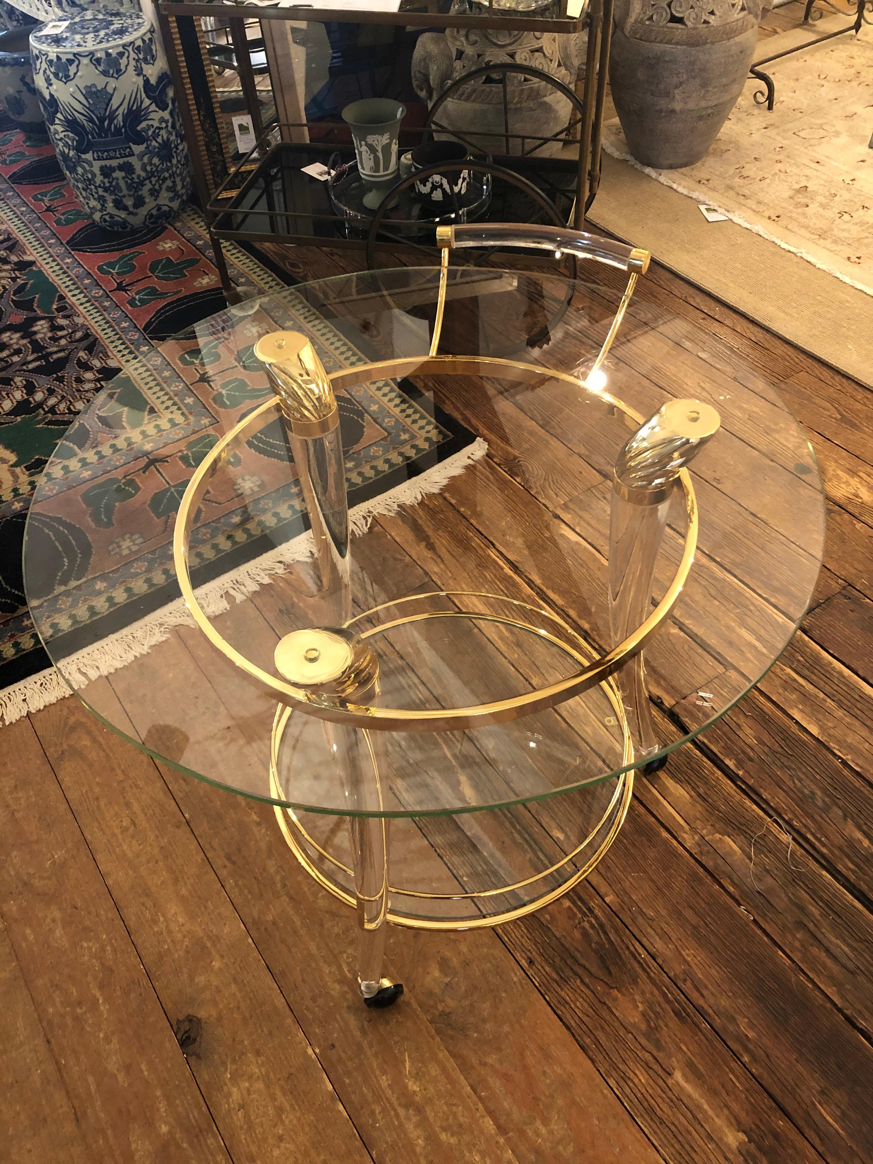 Hollywood Moviestar Glamouröser französischer Lucite- und vergoldeter runder Barwagen (Art déco) im Angebot