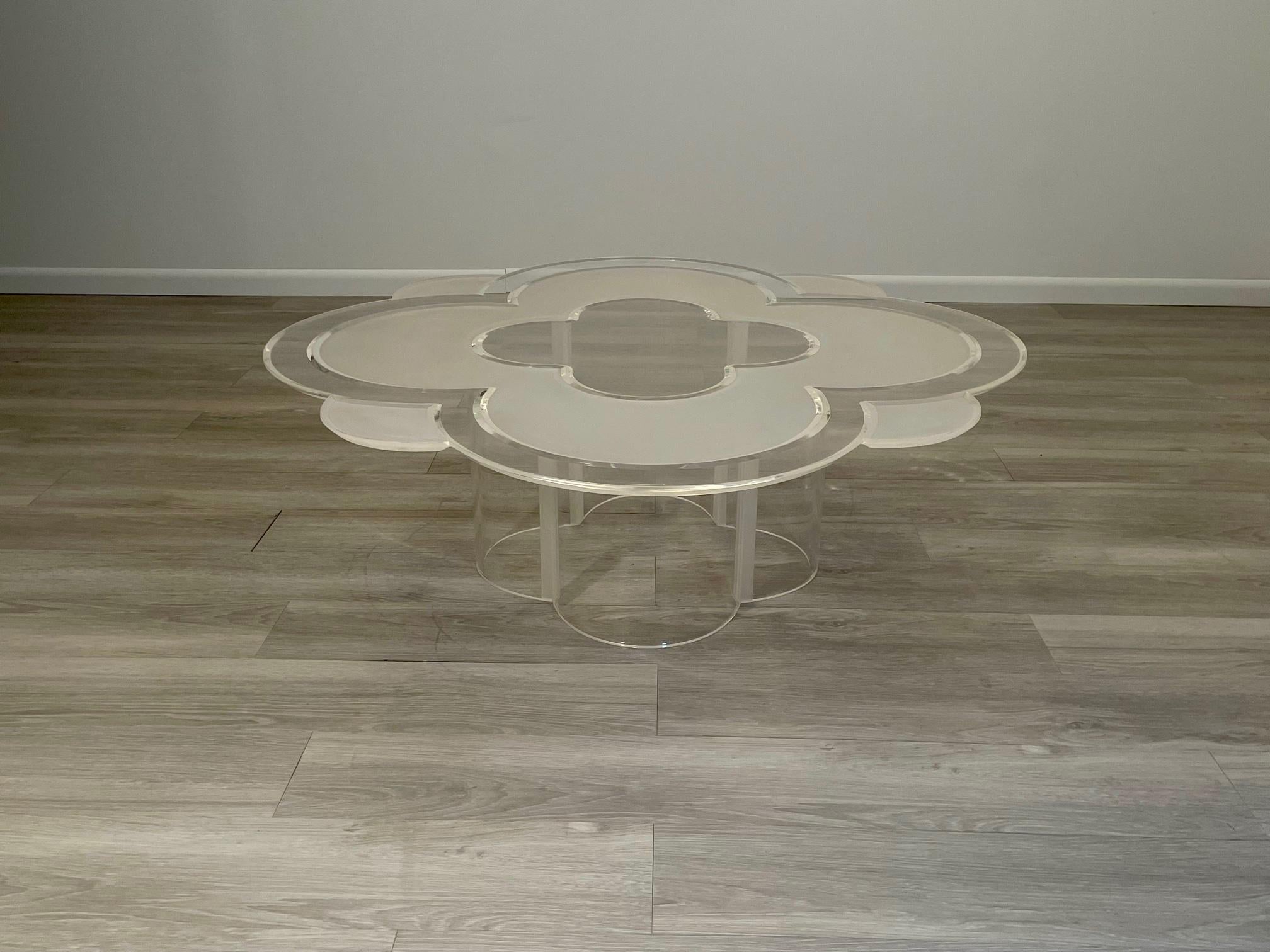 Table basse camélia glamour en lucite mi-siècle moderne de stars de cinéma en vente 3
