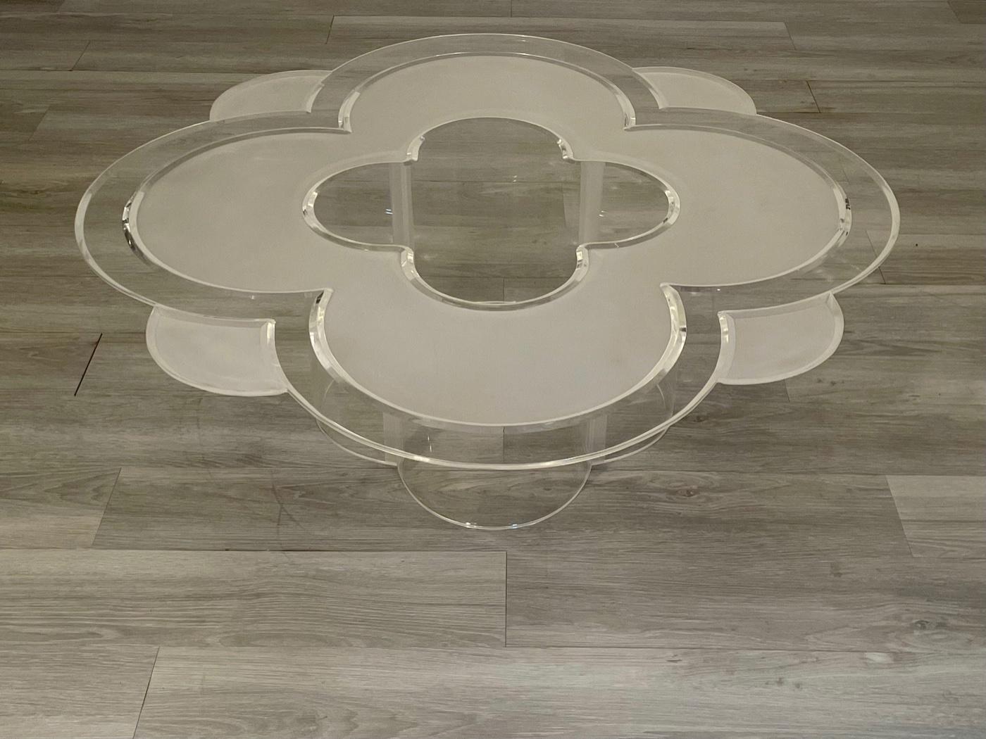 Mid-Century Modern Table basse camélia glamour en lucite mi-siècle moderne de stars de cinéma en vente