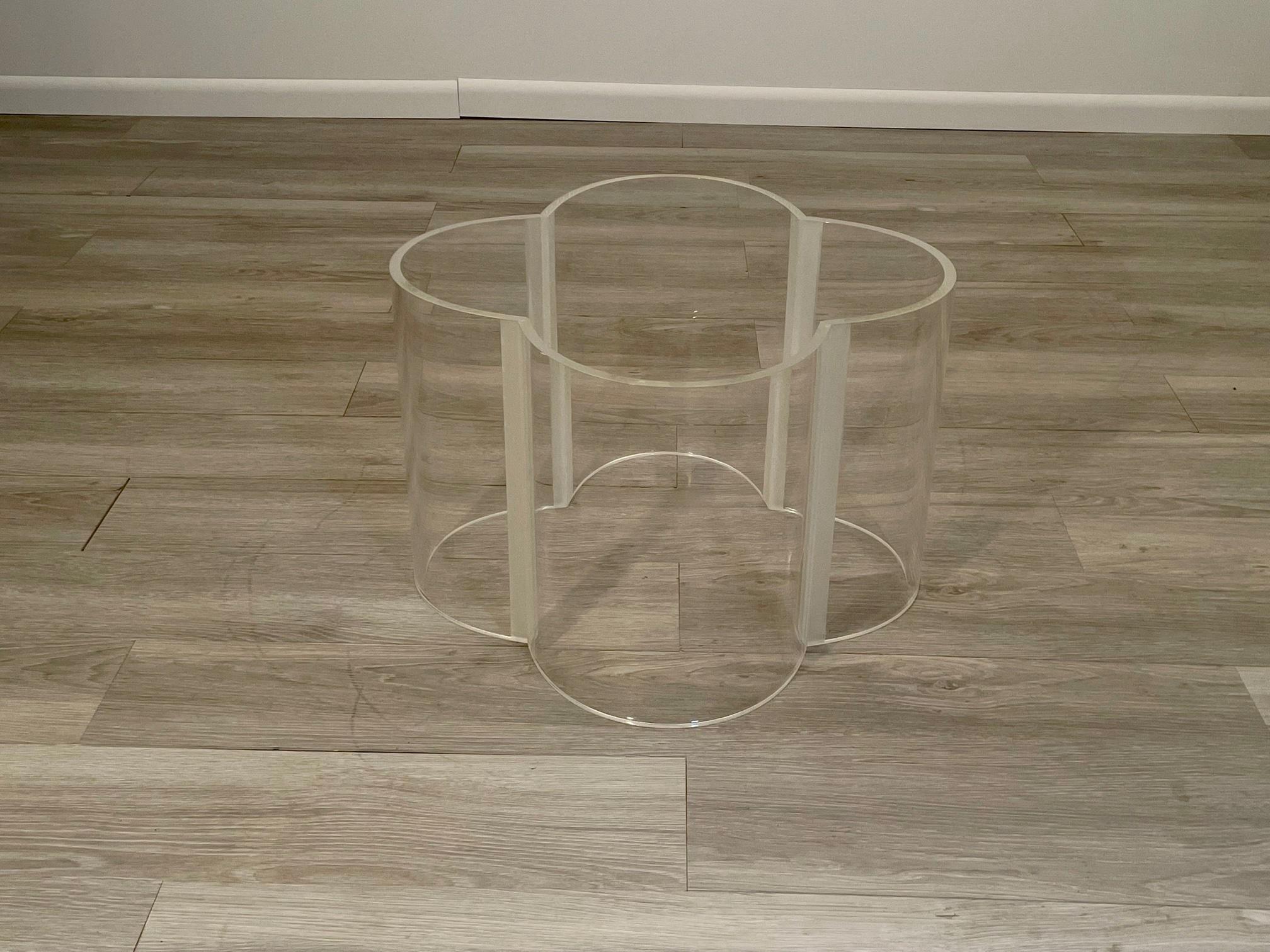 Fin du 20e siècle Table basse Camelia en lucite glamour mi-siècle moderne de style mi-siècle moderne pour stars de cinéma en vente