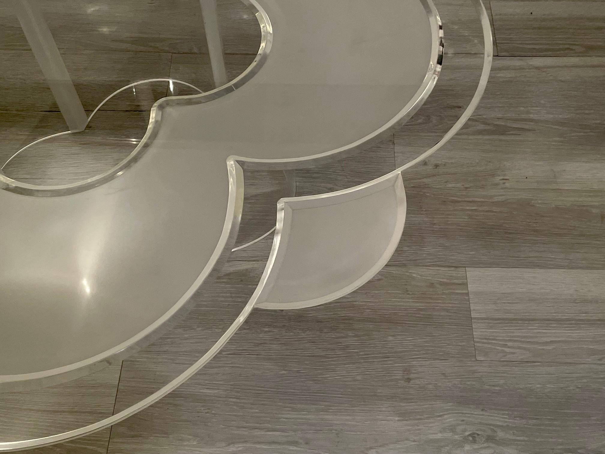 Lucite Table basse camélia glamour en lucite mi-siècle moderne de stars de cinéma en vente