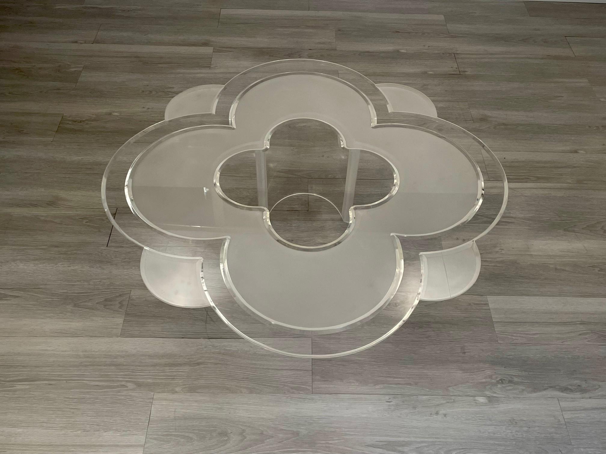 Table basse camélia glamour en lucite mi-siècle moderne de stars de cinéma en vente 2