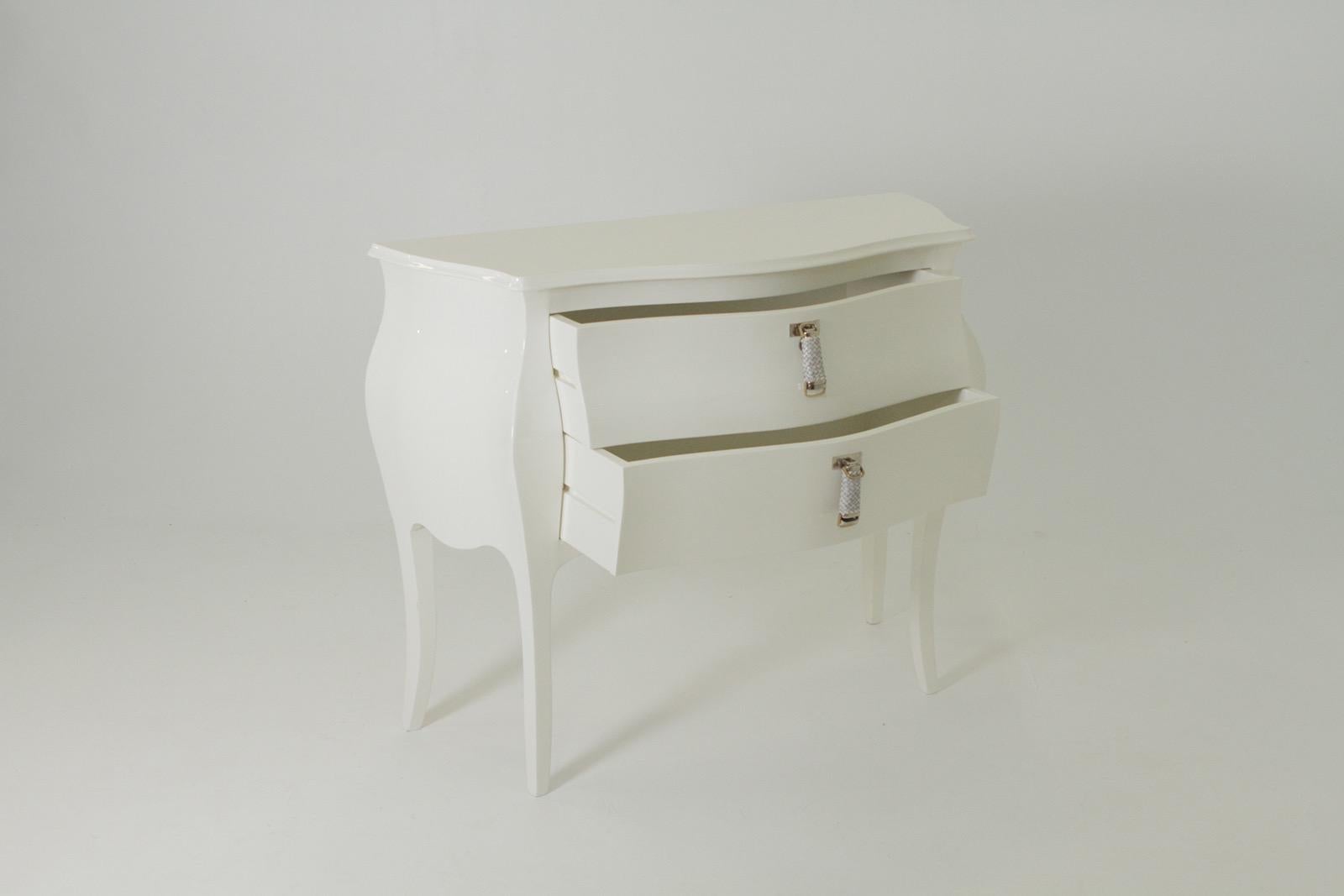 Movie Star Glamourous White Lacquer Commode by Fendi In Good Condition In Hopewell, NJ
